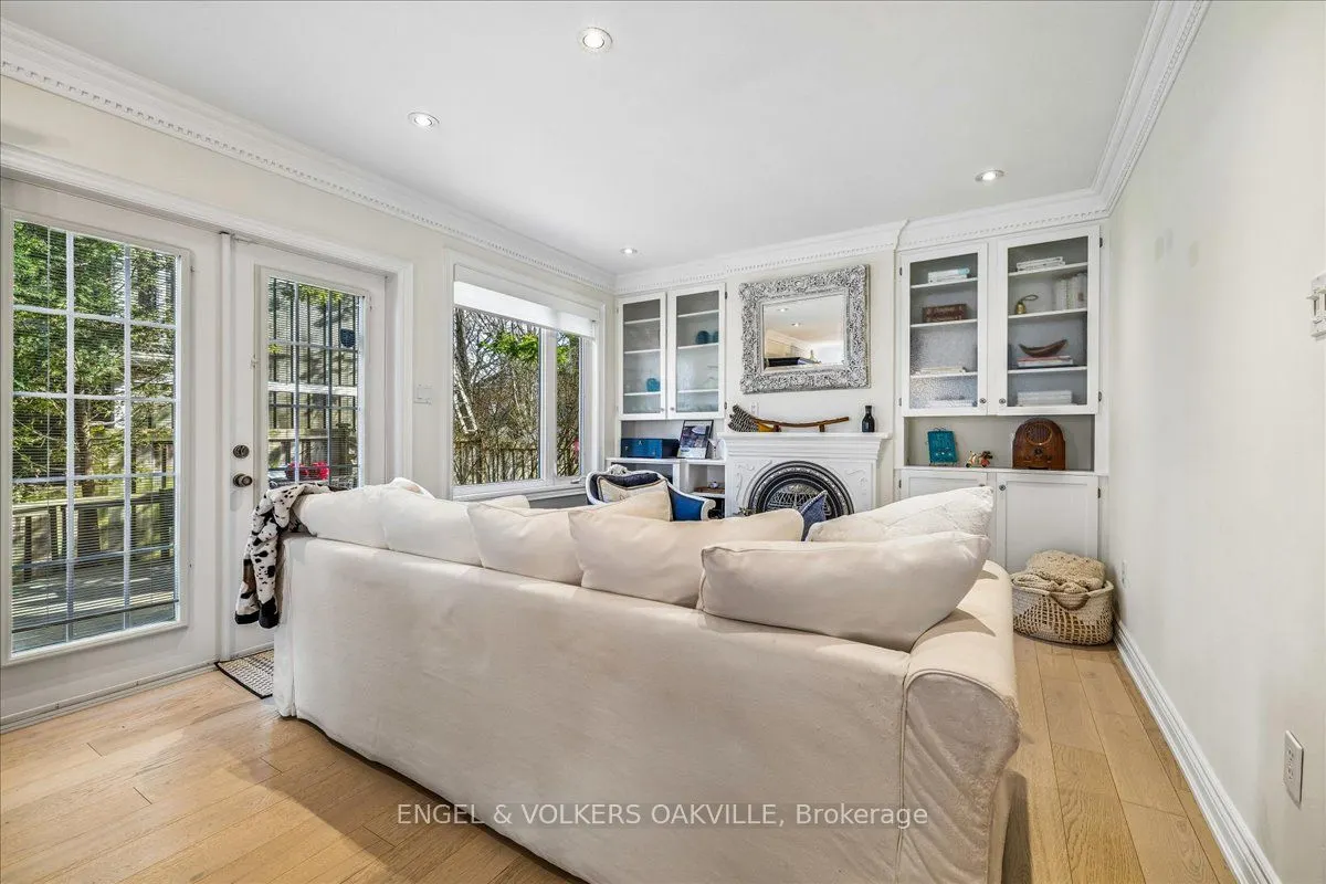 38 John Street S