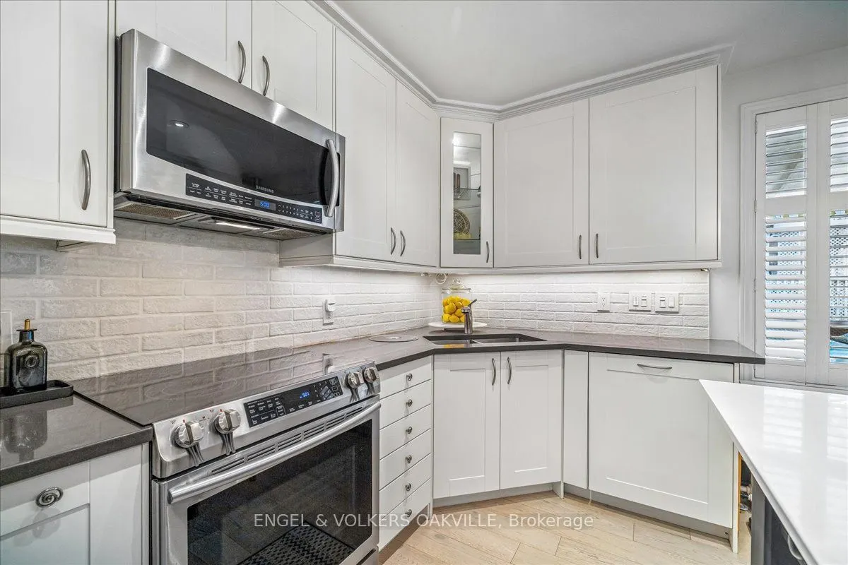 38 John Street S