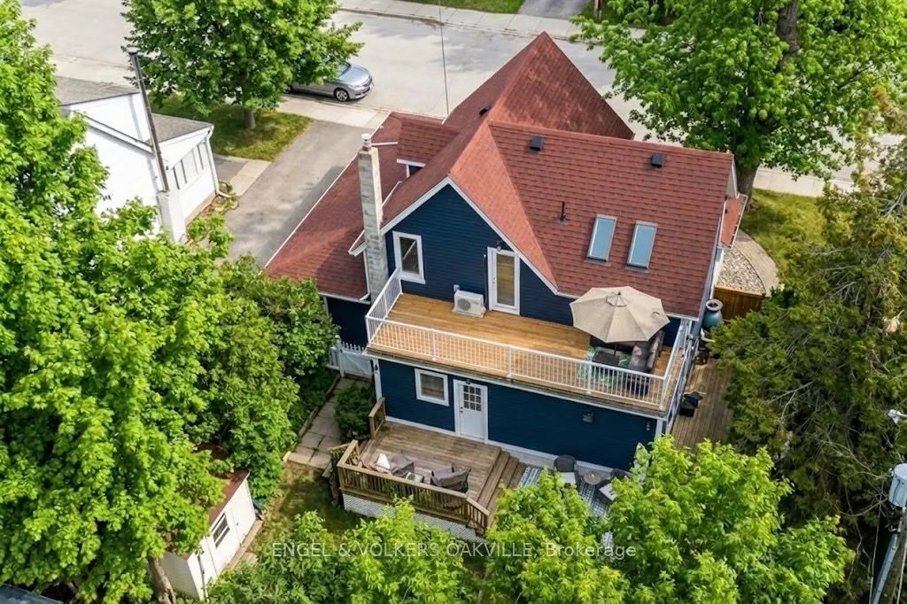 38 John Street S