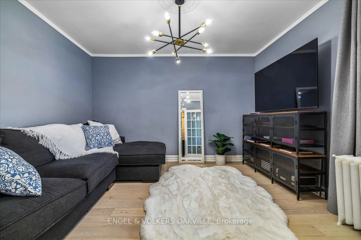 38 John Street S