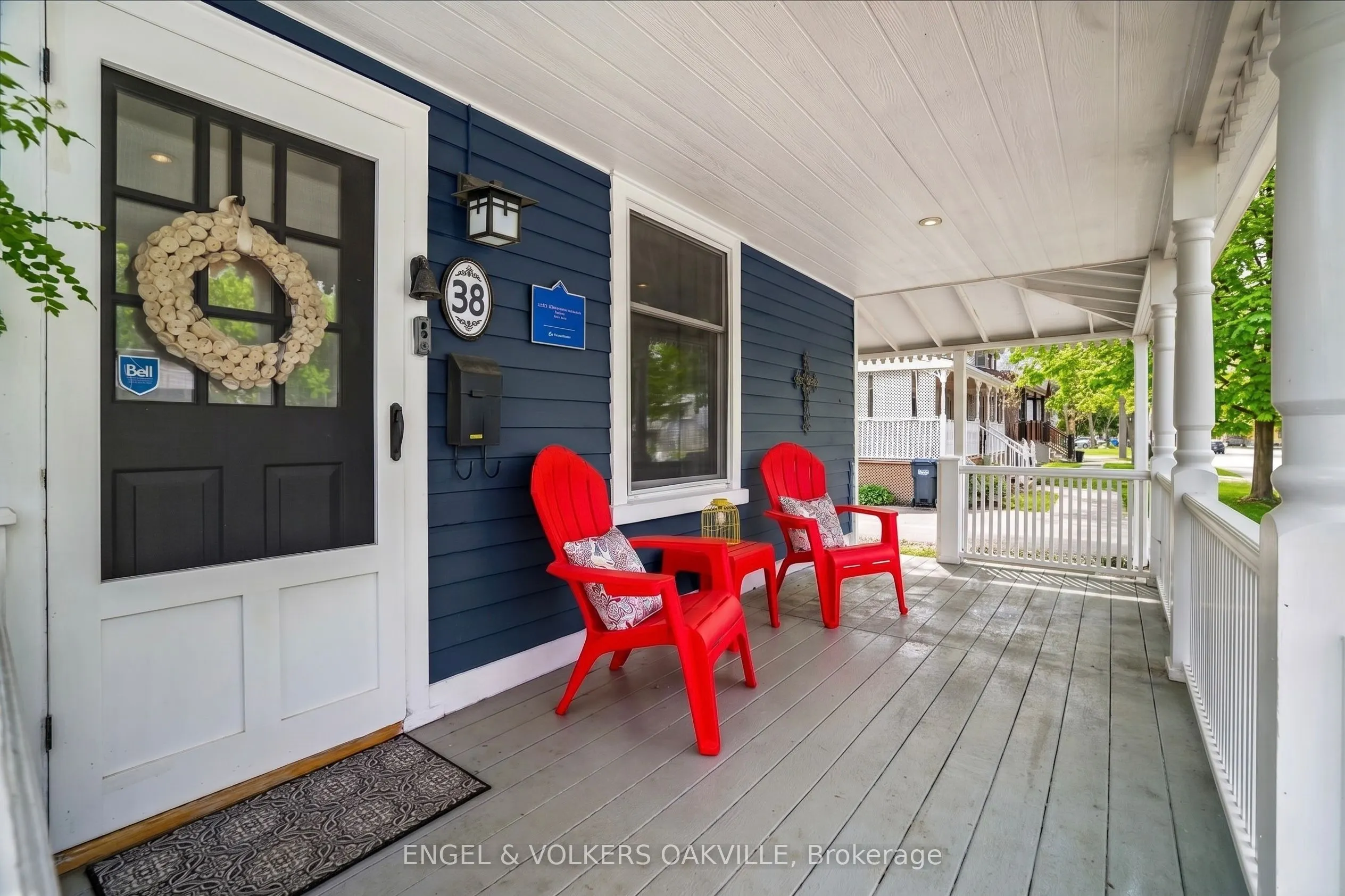 38 John Street S