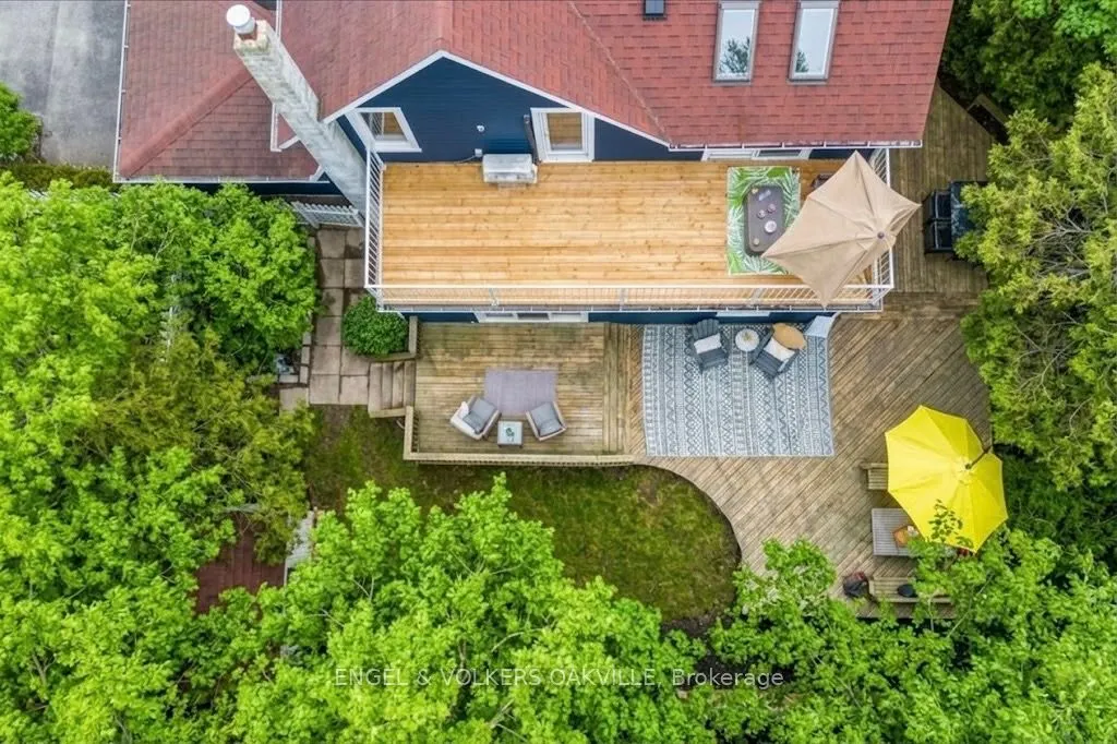 38 John Street S