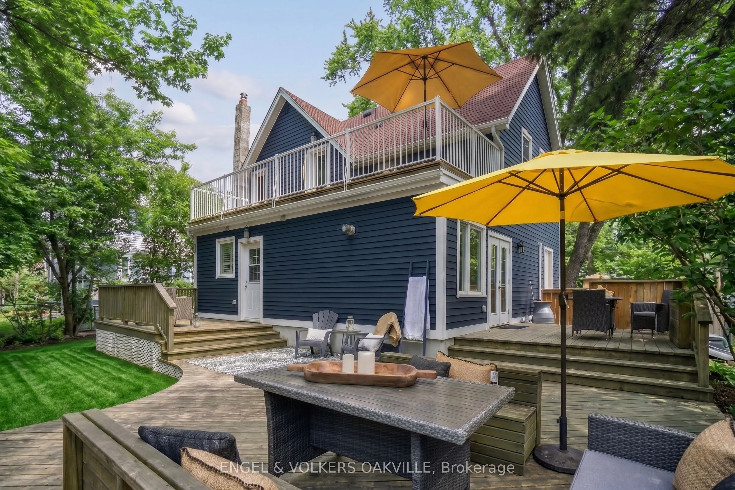 38 John Street S
