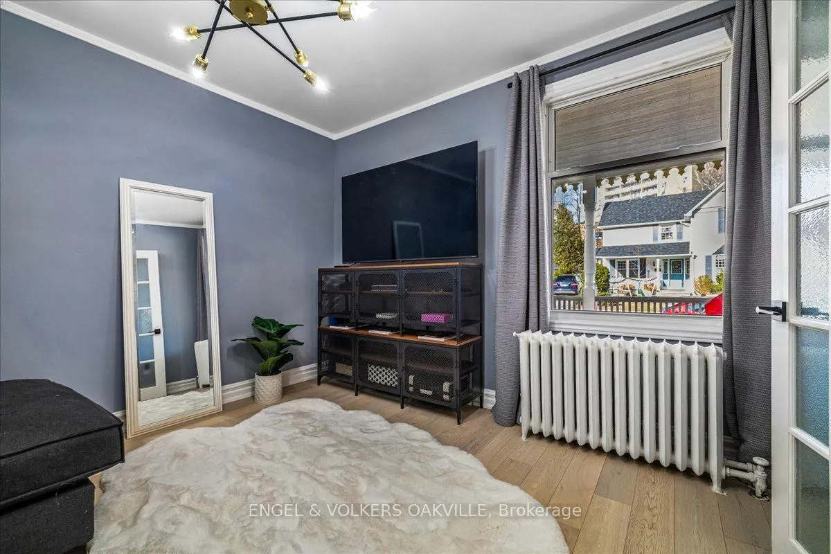 38 John Street S