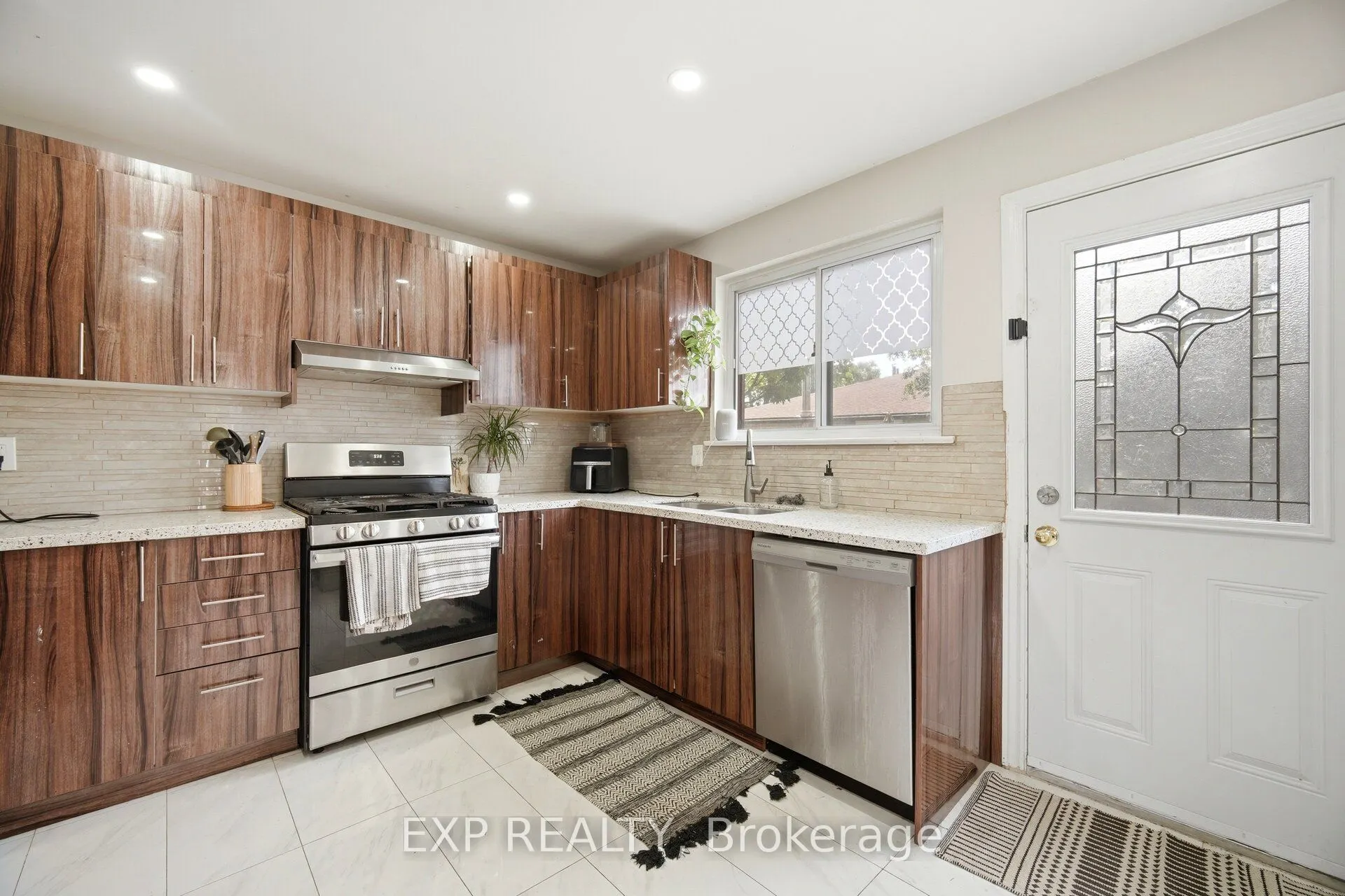 33 Earlsdale Crescent