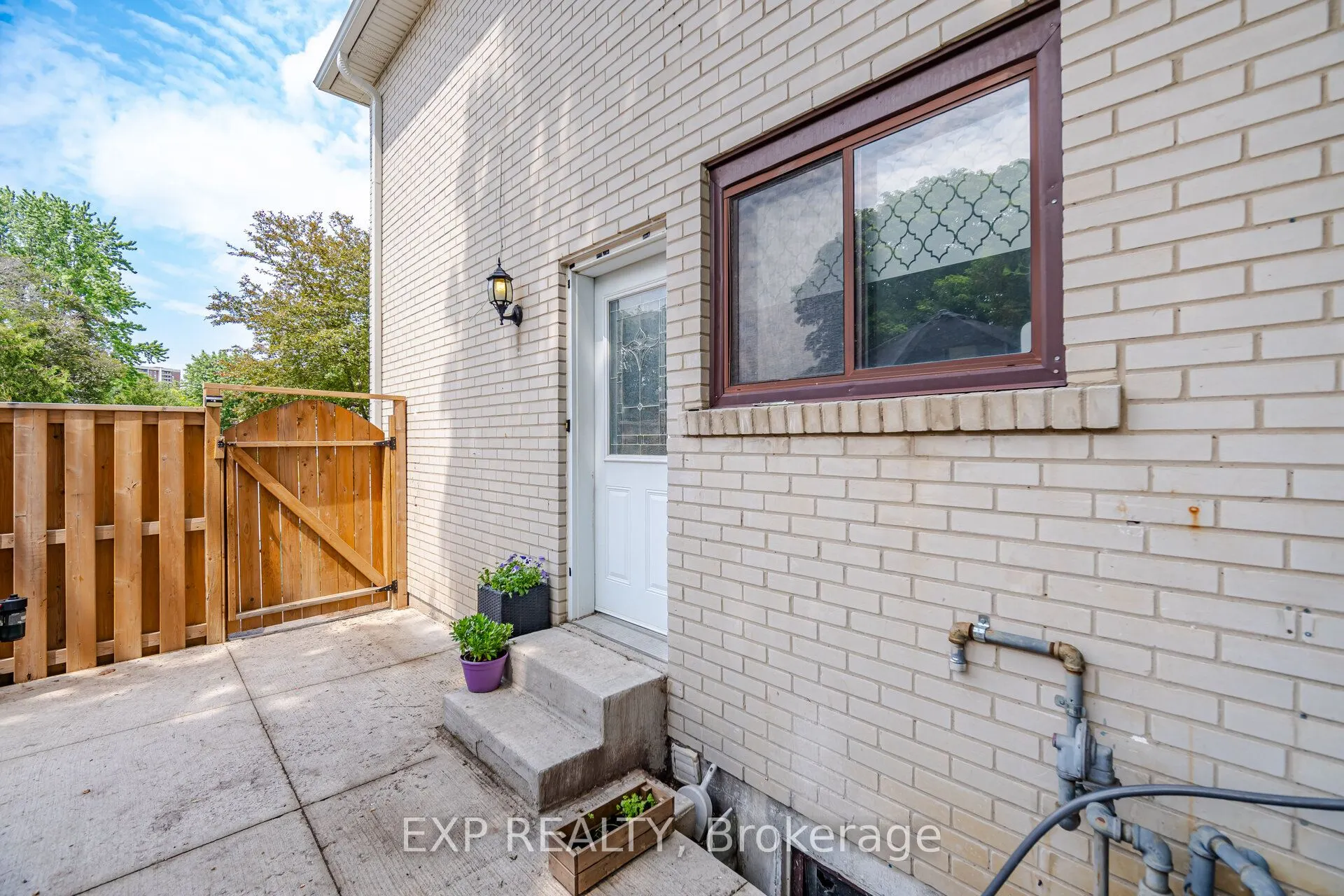 33 Earlsdale Crescent