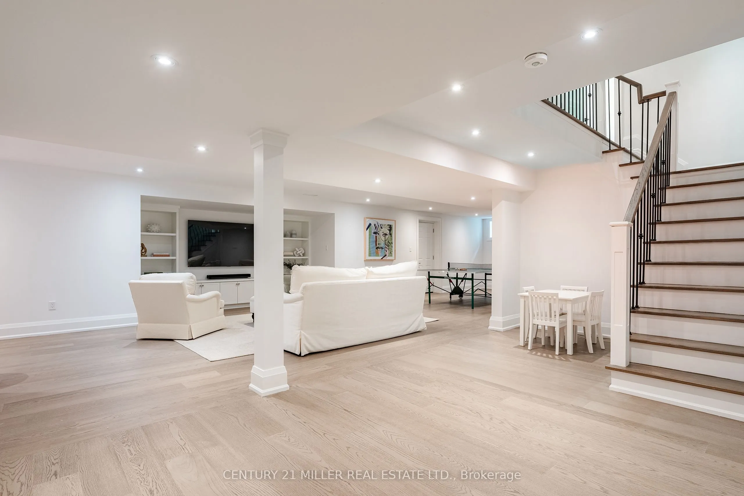 2458 Meadowood Crescent