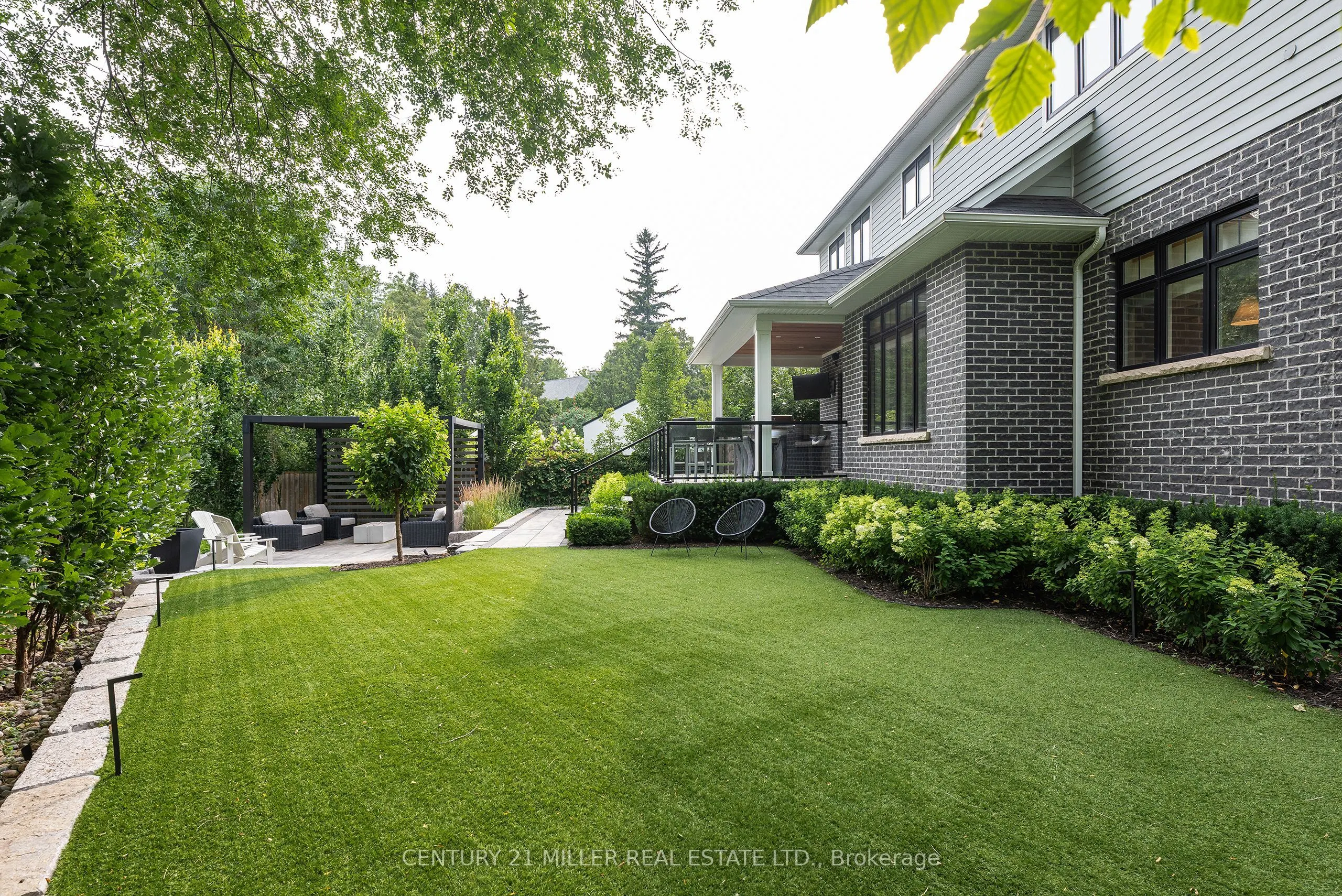 2458 Meadowood Crescent