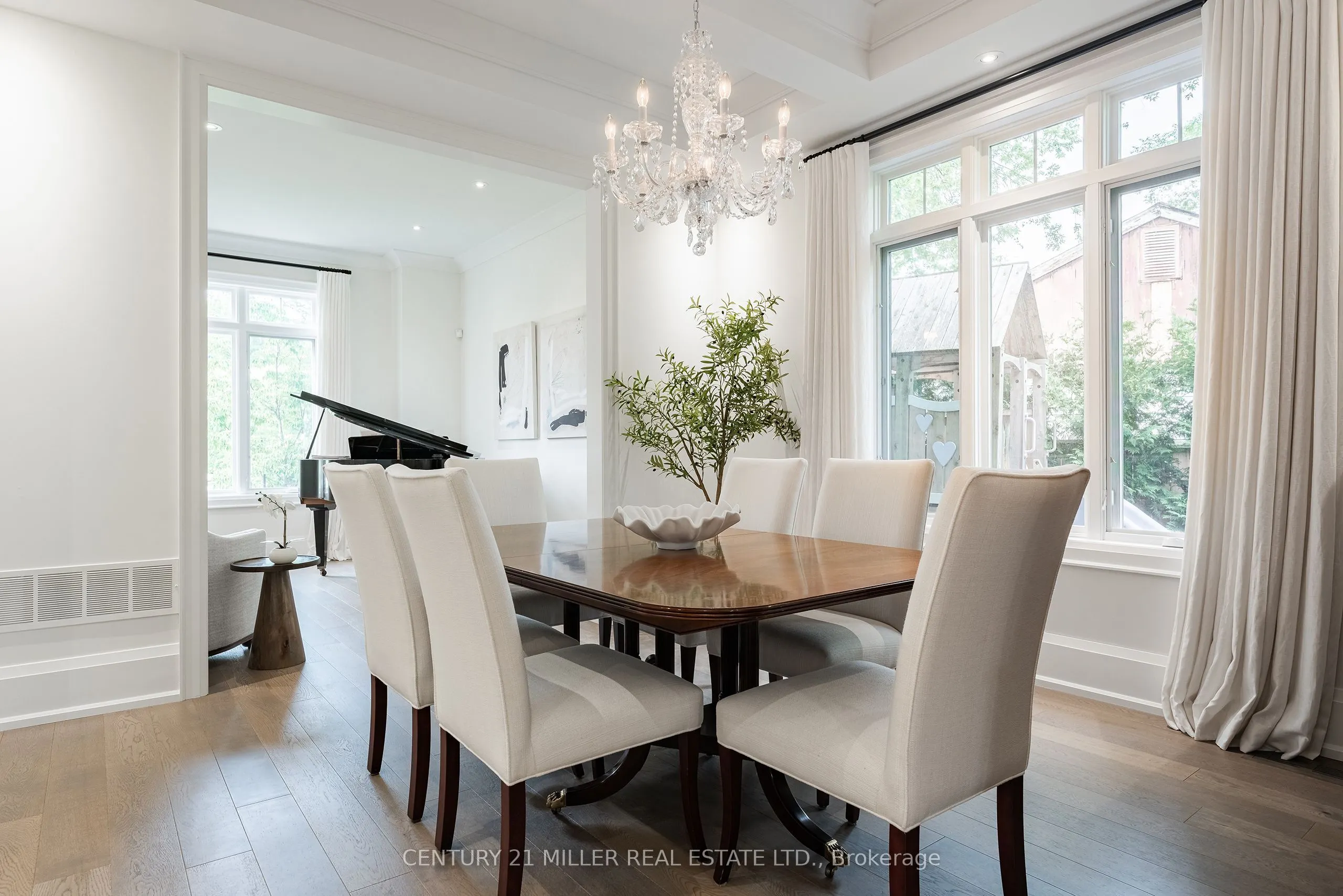 2458 Meadowood Crescent