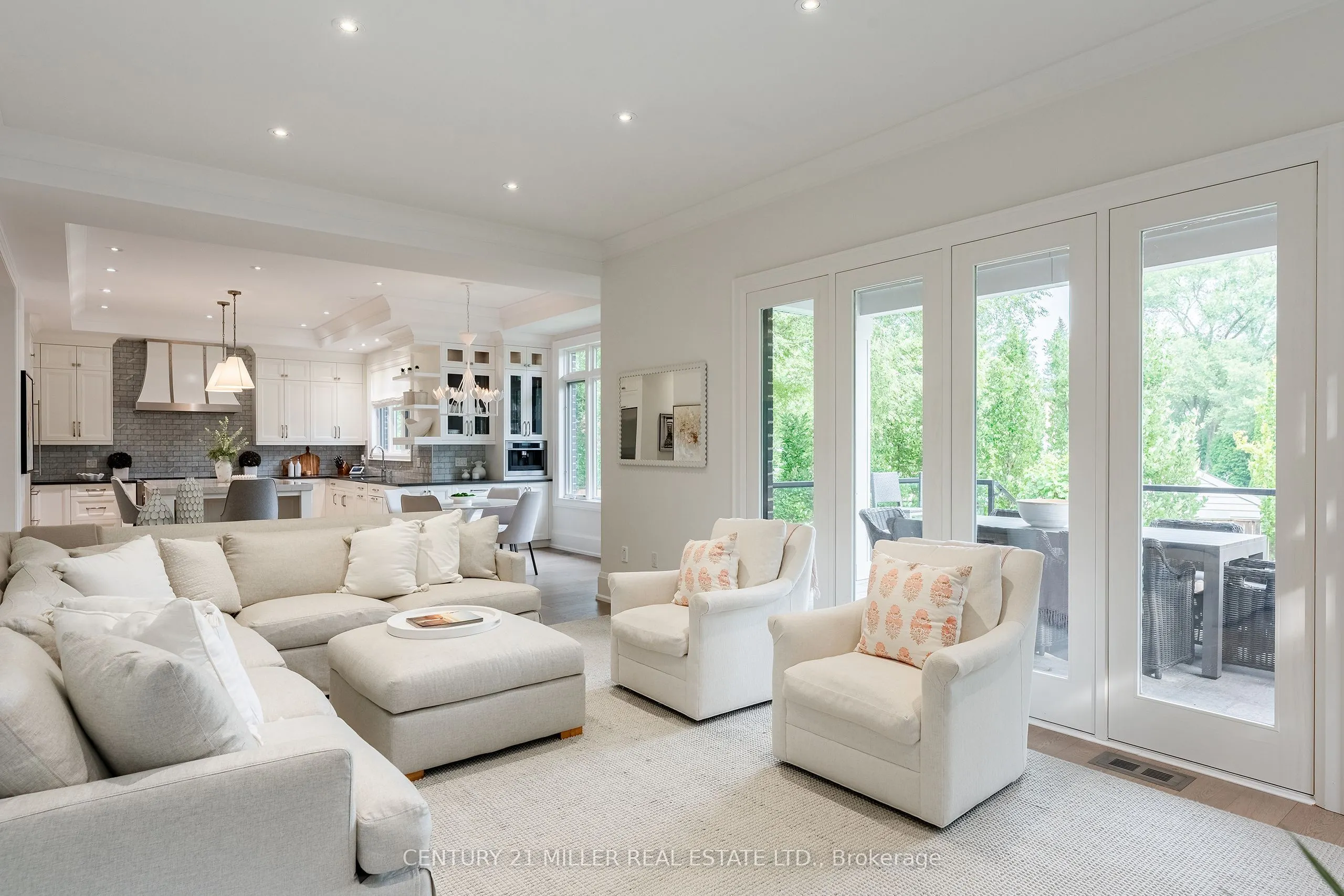 2458 Meadowood Crescent