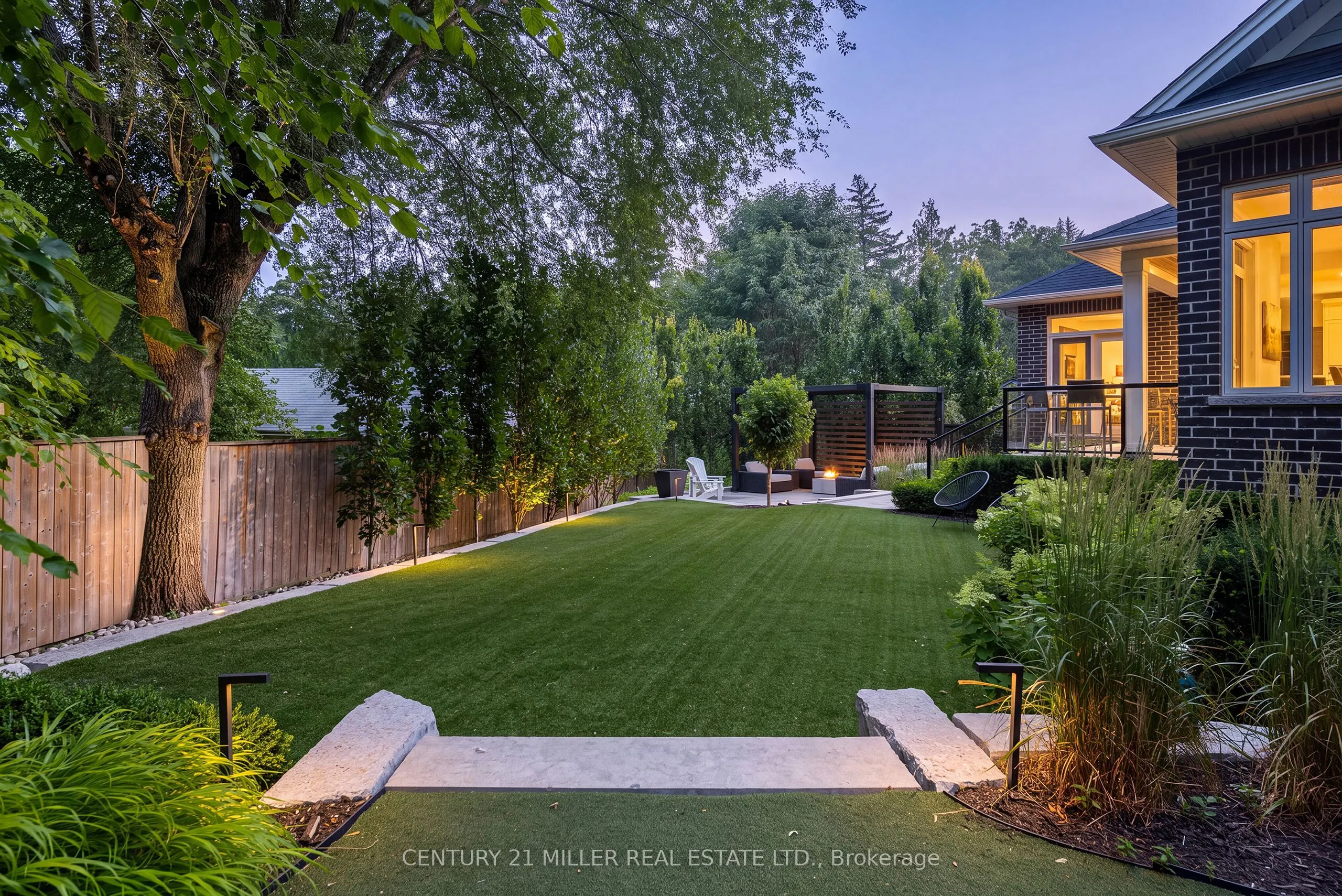 2458 Meadowood Crescent