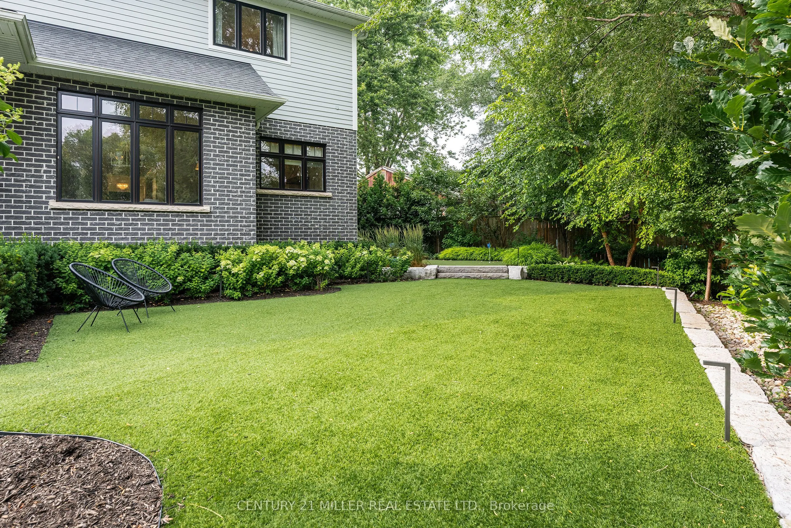 2458 Meadowood Crescent