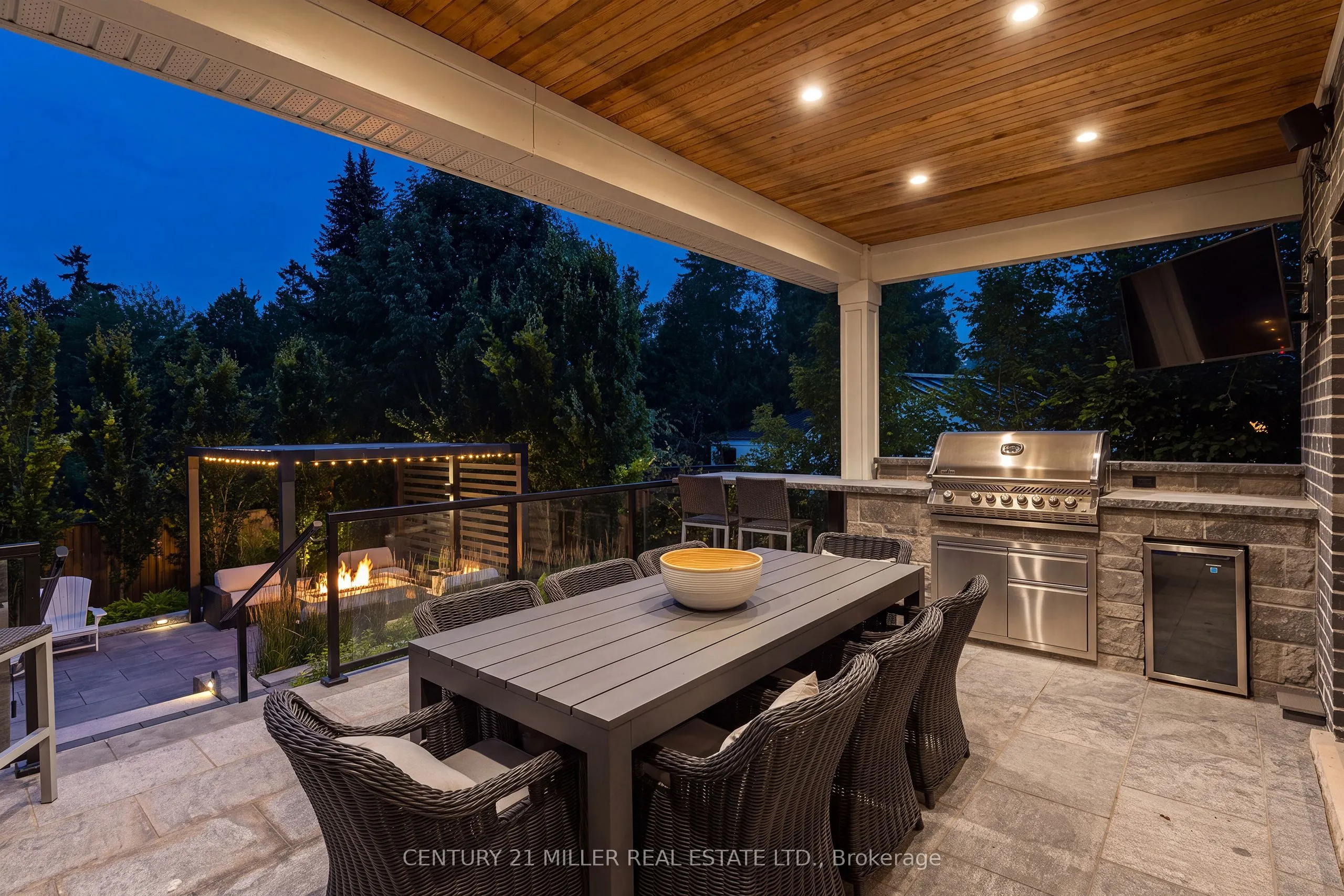 2458 Meadowood Crescent