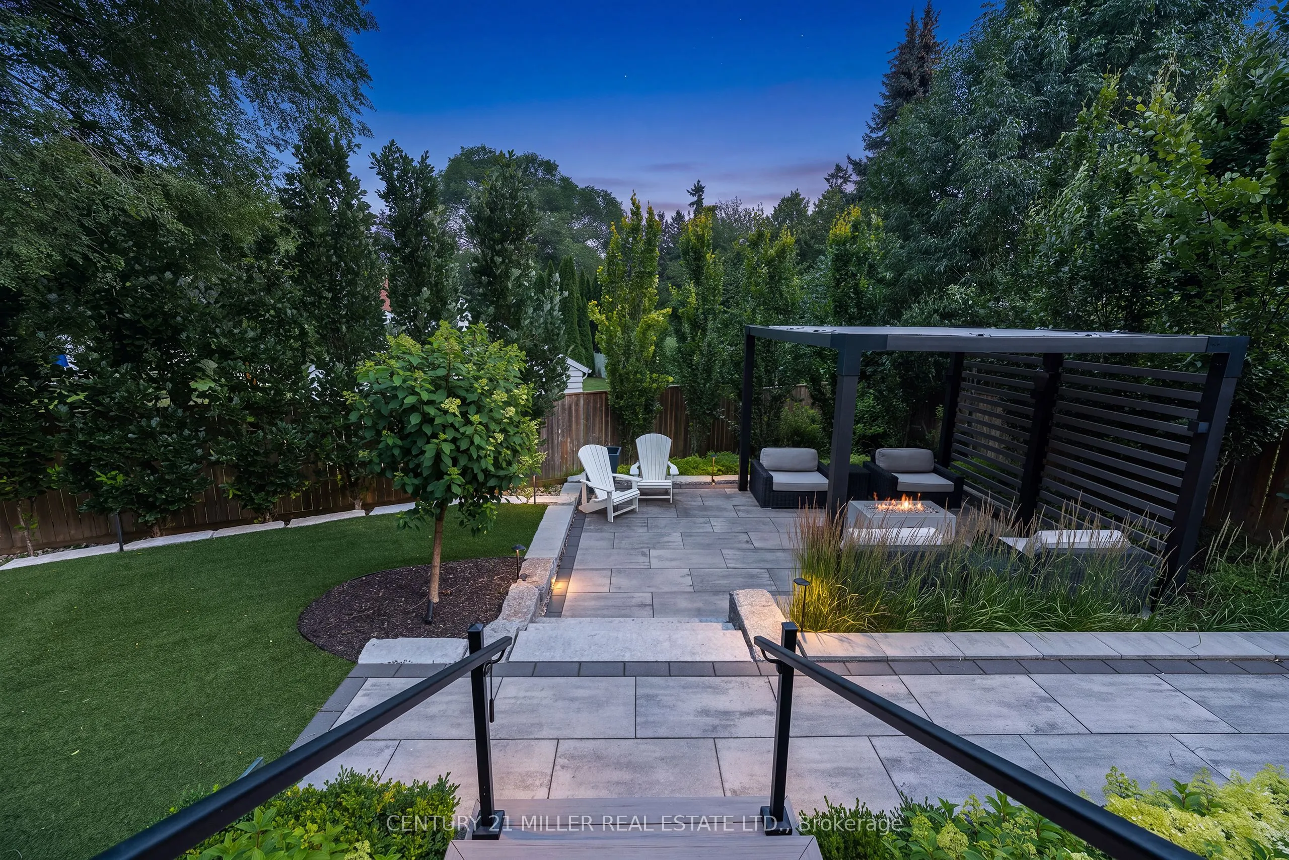 2458 Meadowood Crescent