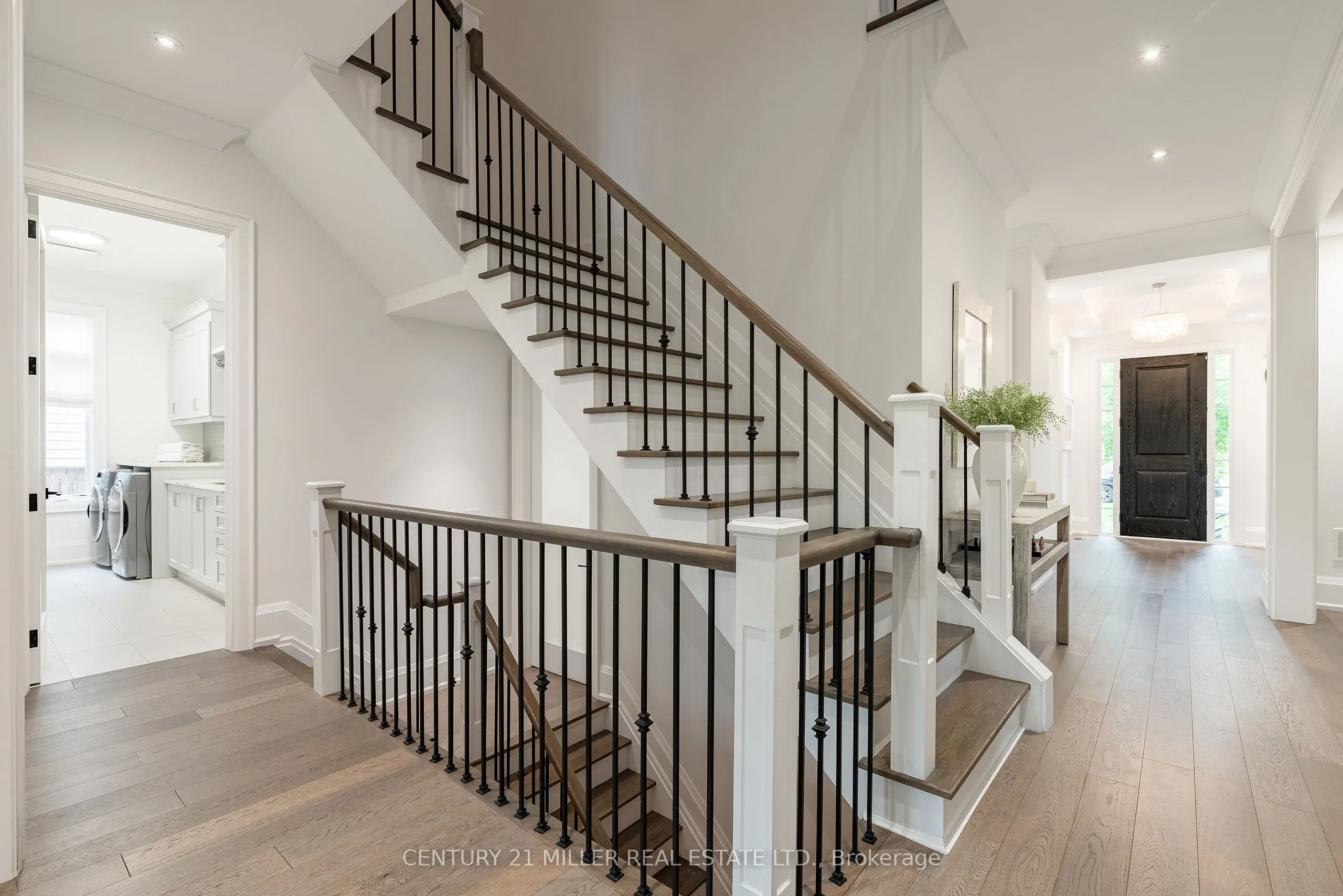 2458 Meadowood Crescent