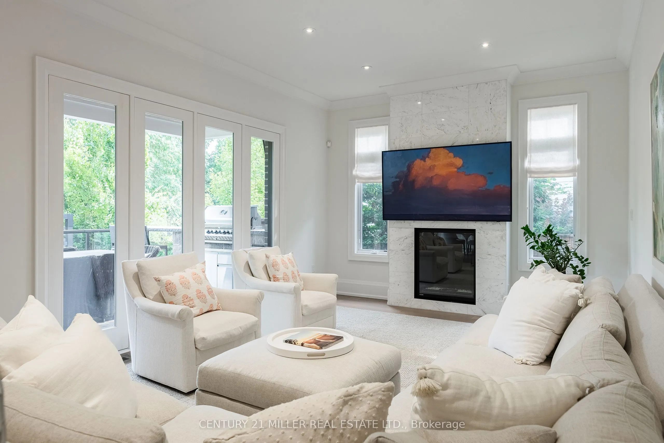 2458 Meadowood Crescent
