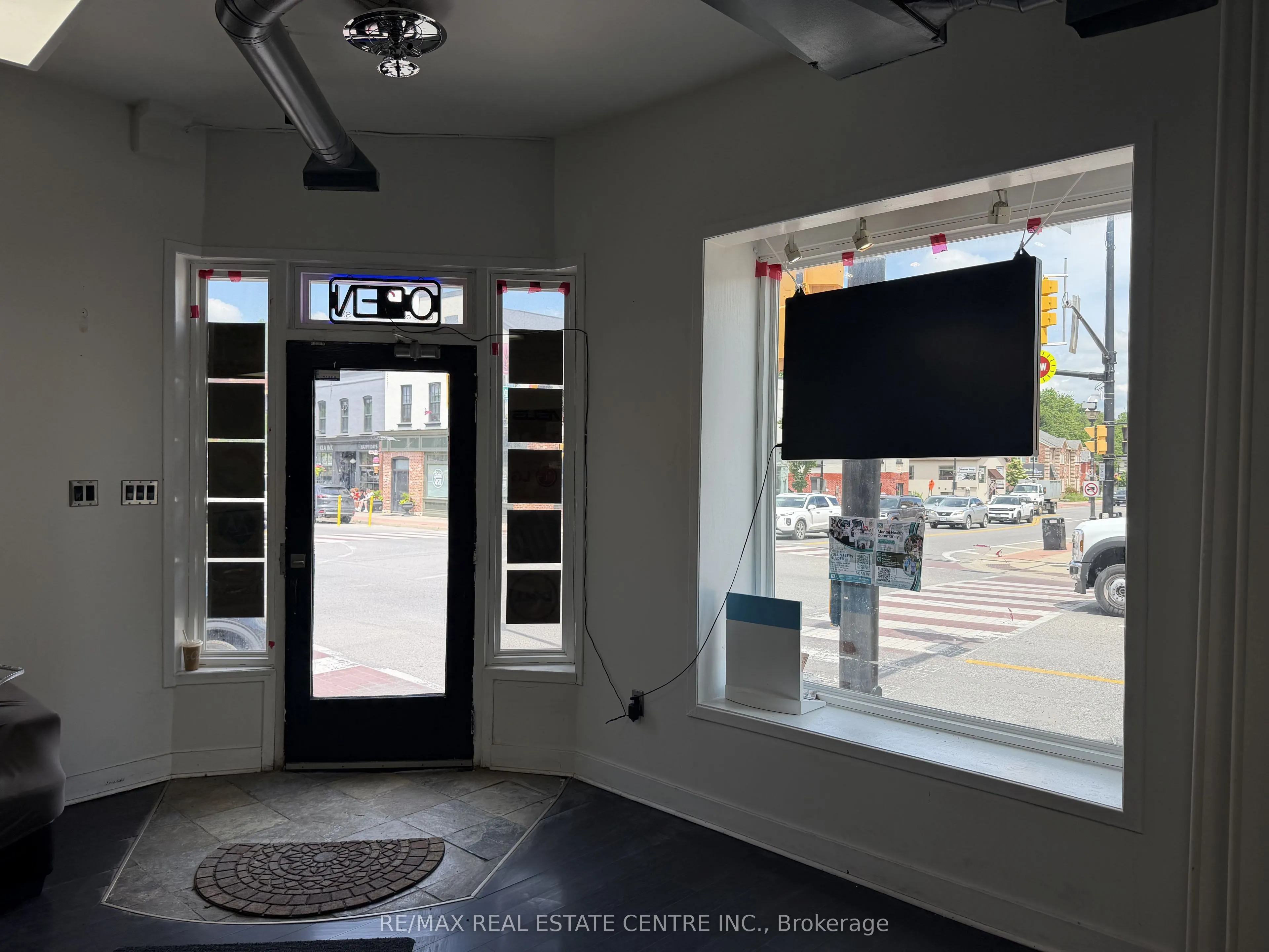 2 Queen Street S