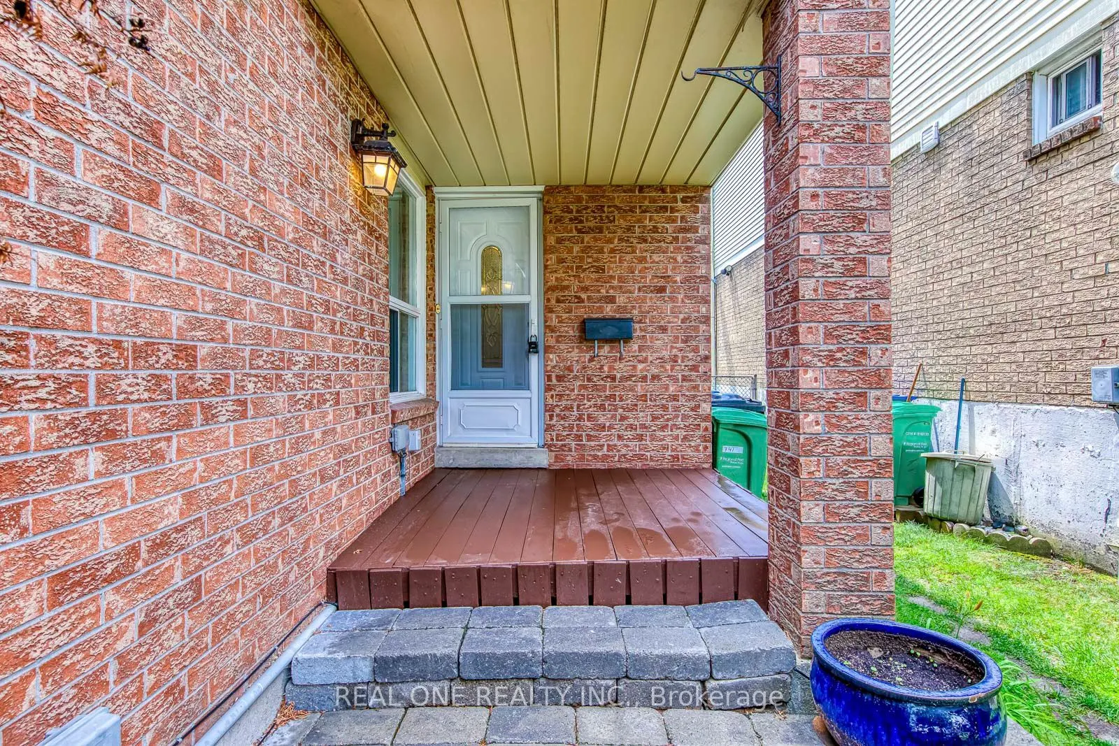 741 Queensbridge Drive