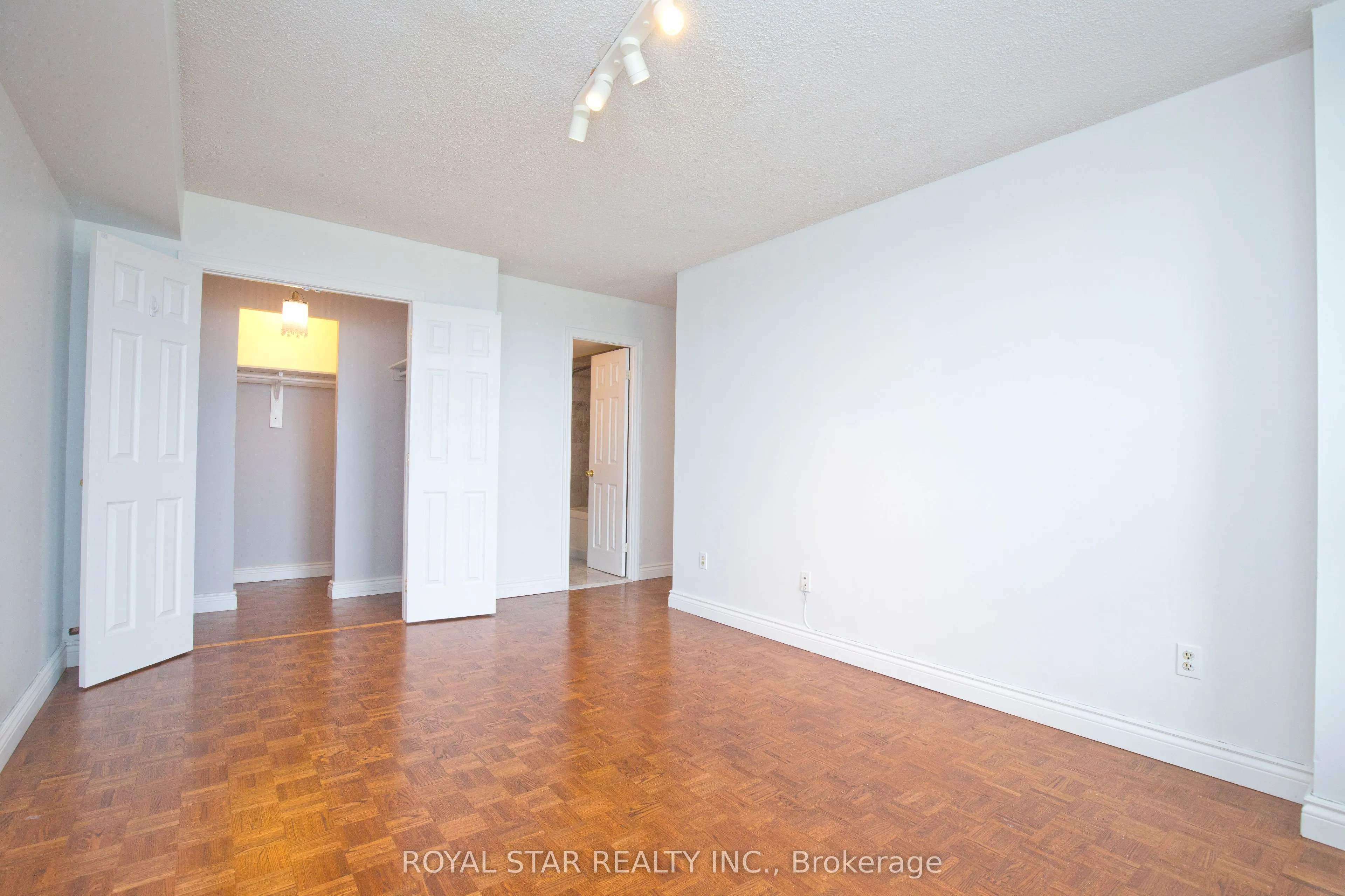 1535 Lakeshore Road E #1607