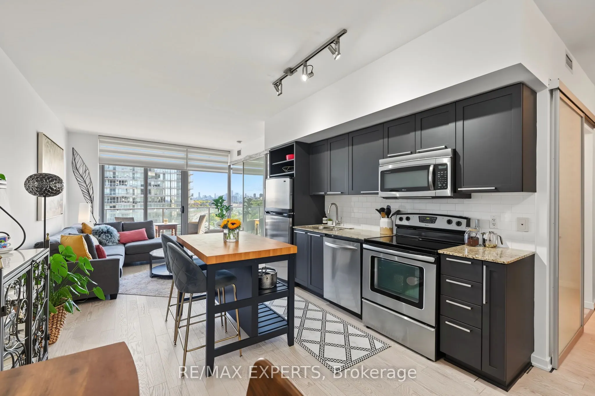 103 The Queensway #1915