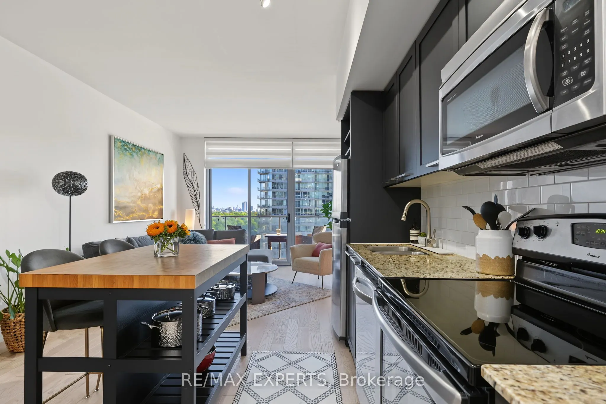 103 The Queensway #1915