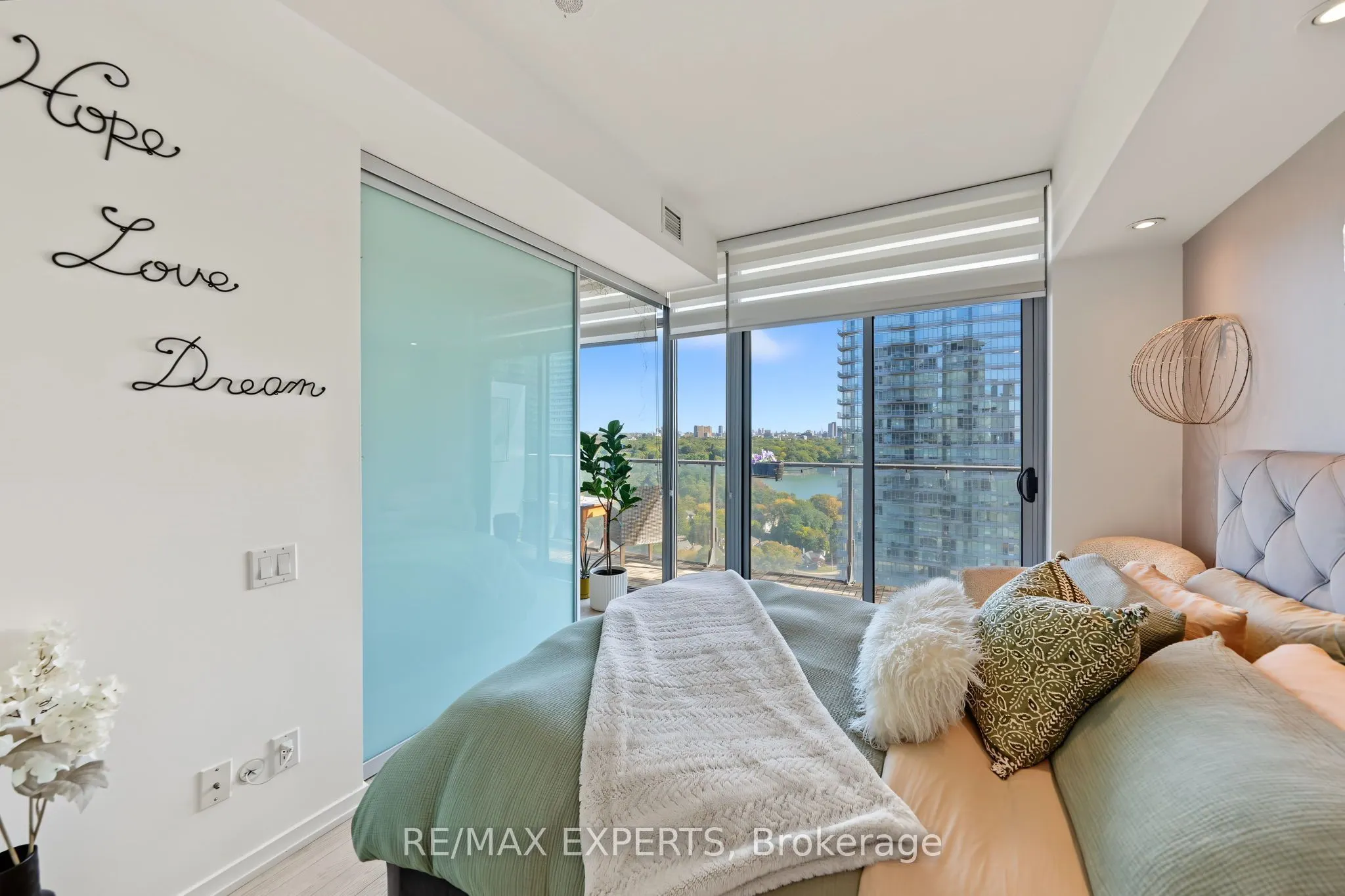 103 The Queensway #1915