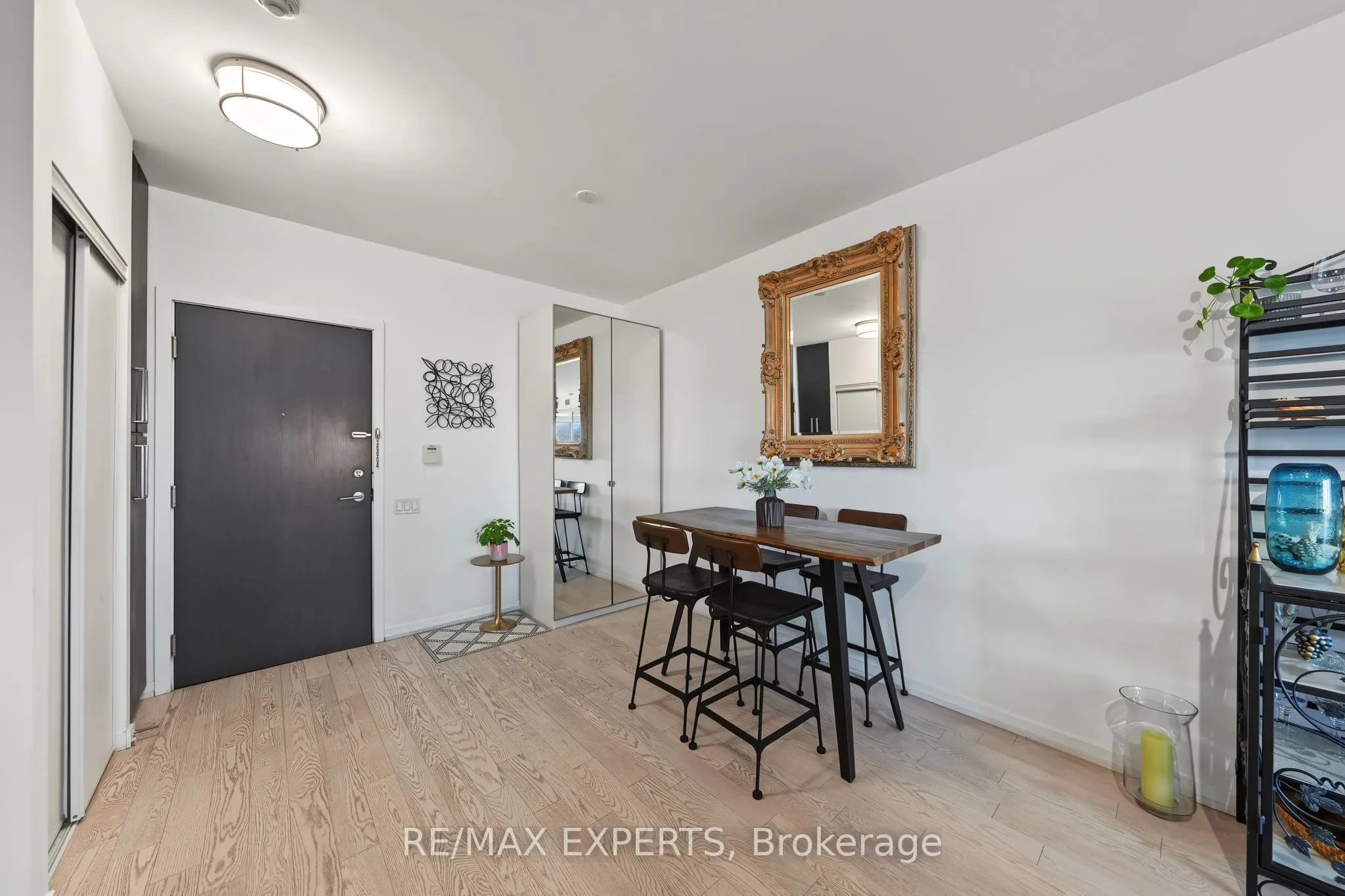 103 The Queensway #1915