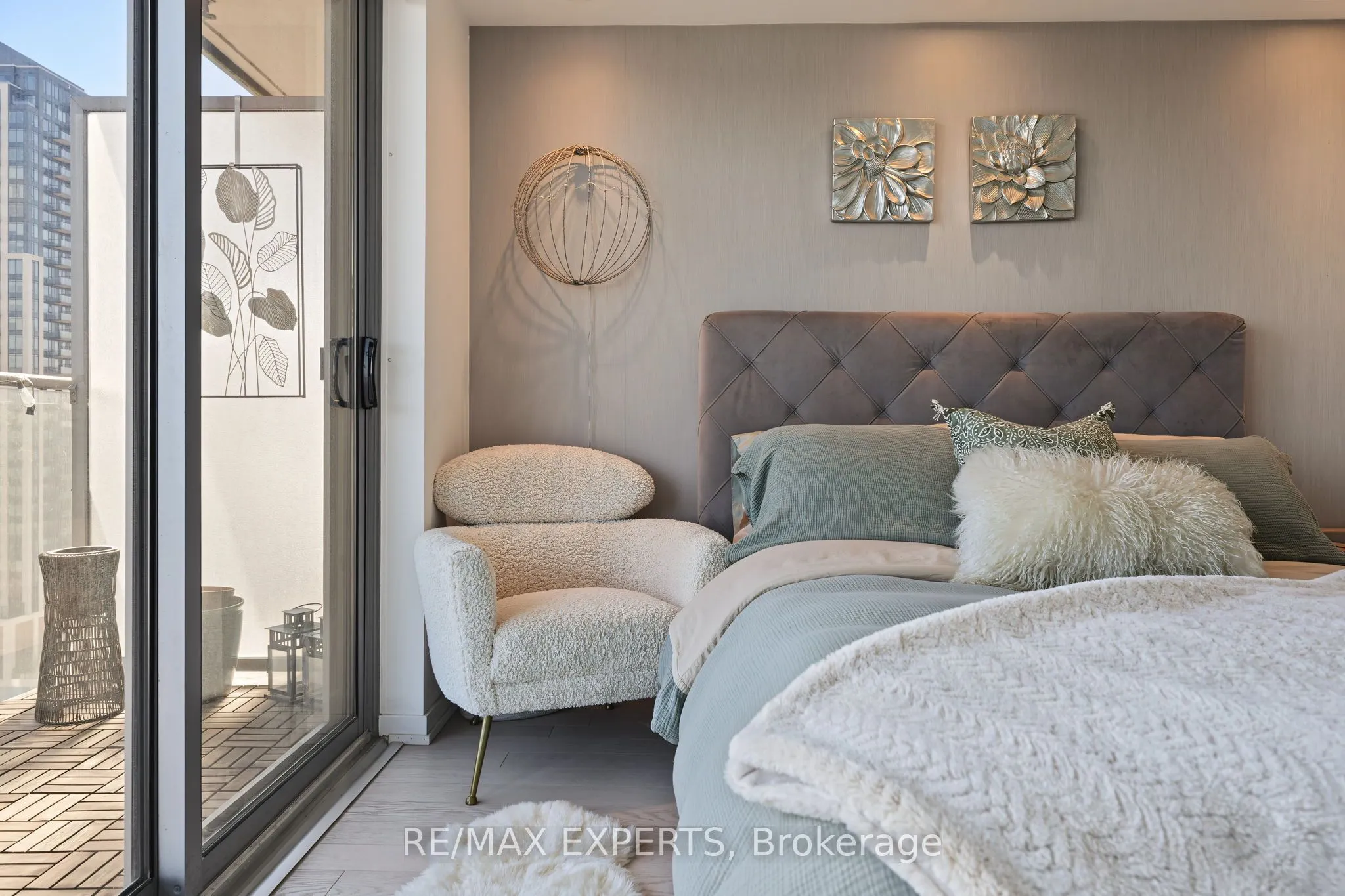 103 The Queensway #1915