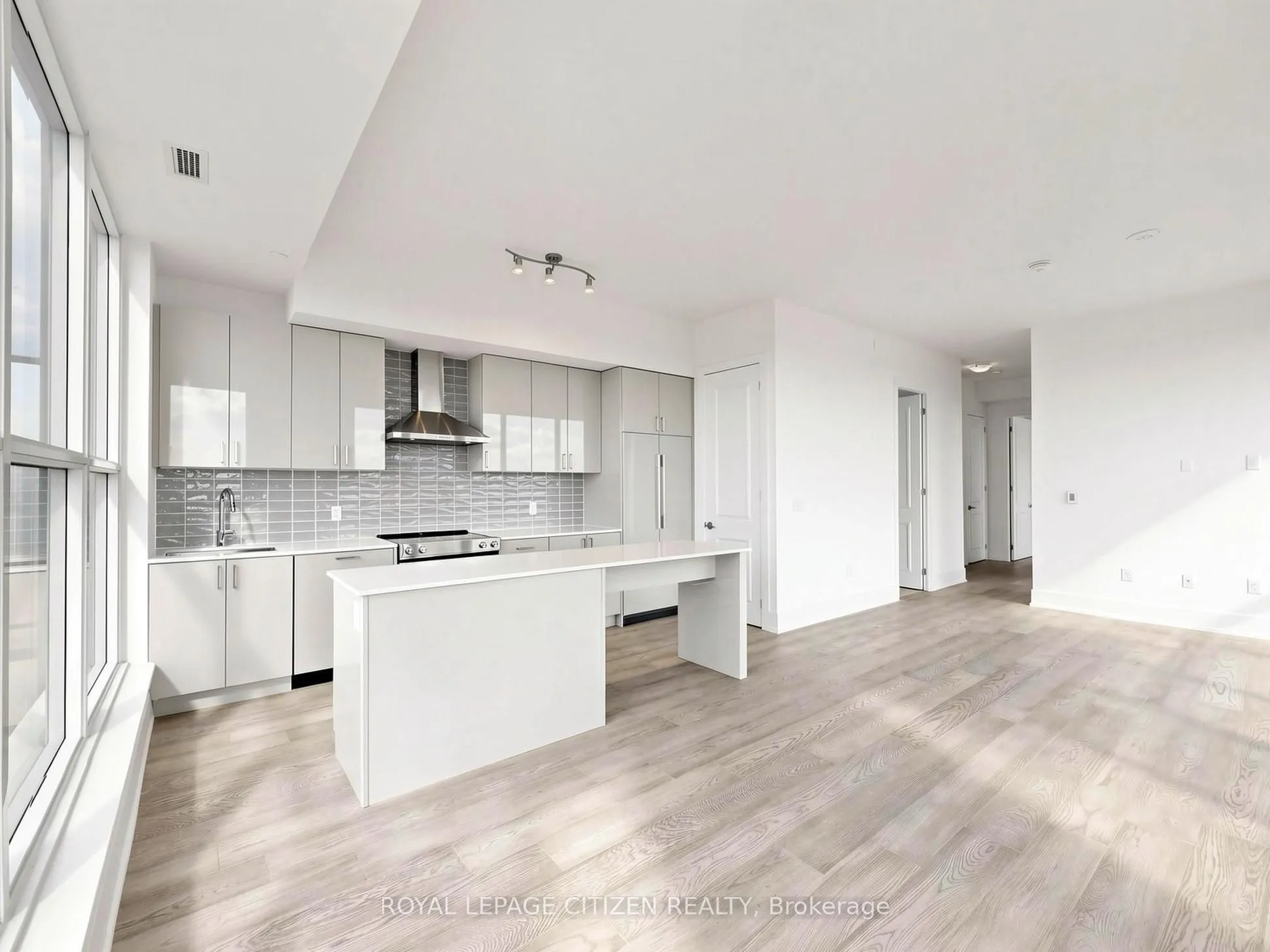 1063 Douglas Mccurdy Comm #707