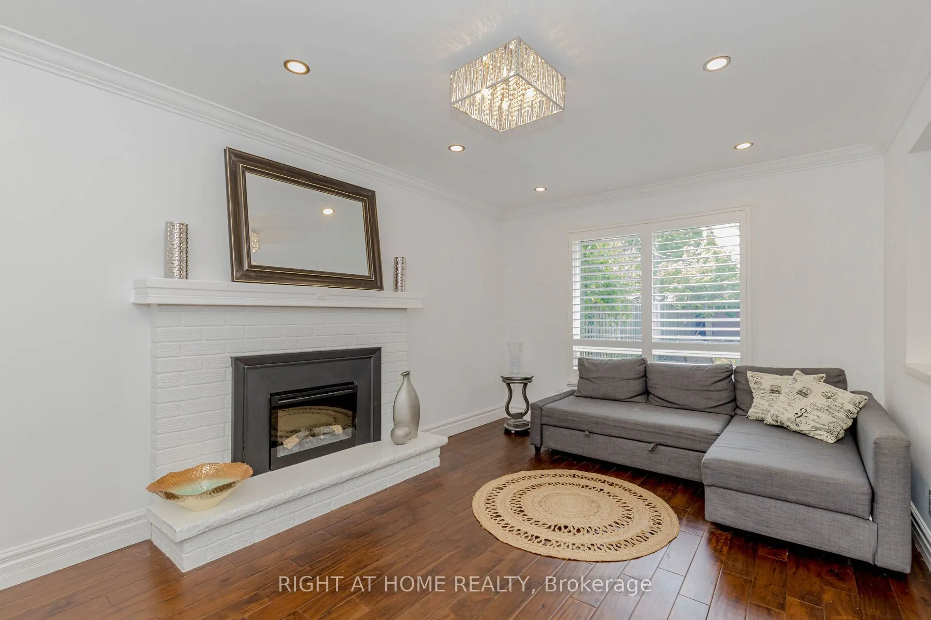 1073 Mesa Crescent