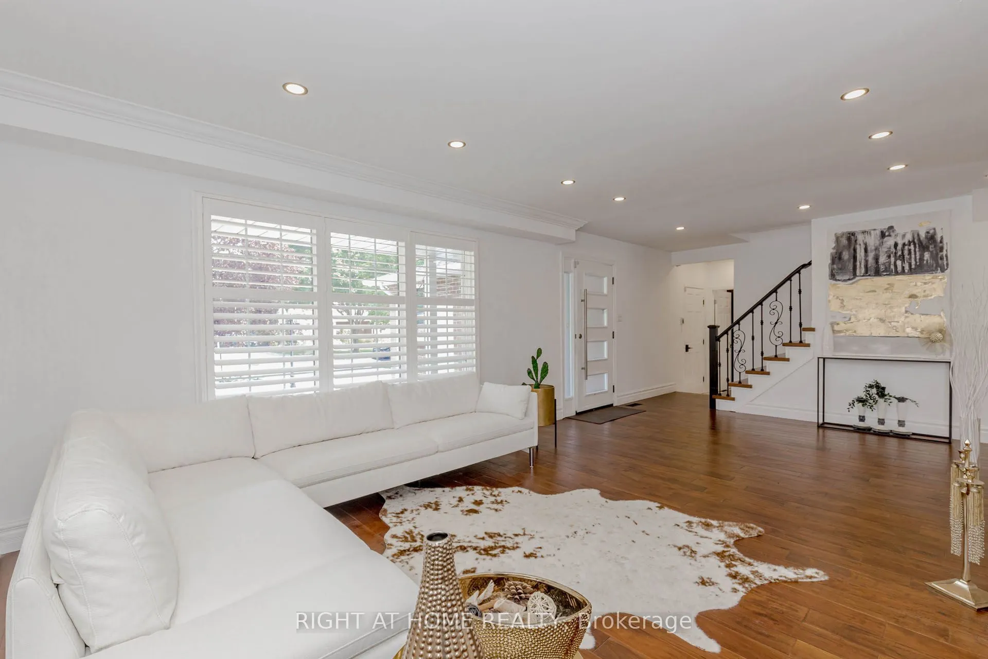 1073 Mesa Crescent