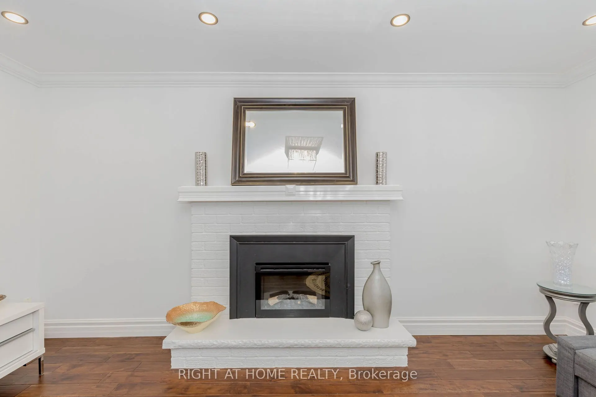 1073 Mesa Crescent