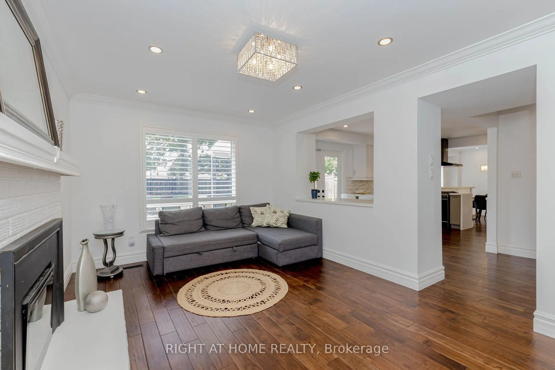 1073 Mesa Crescent