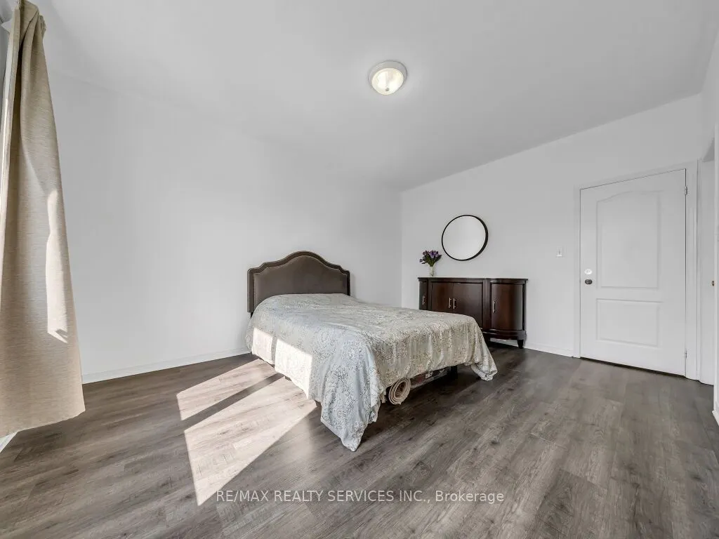 101 River Rock Crescent