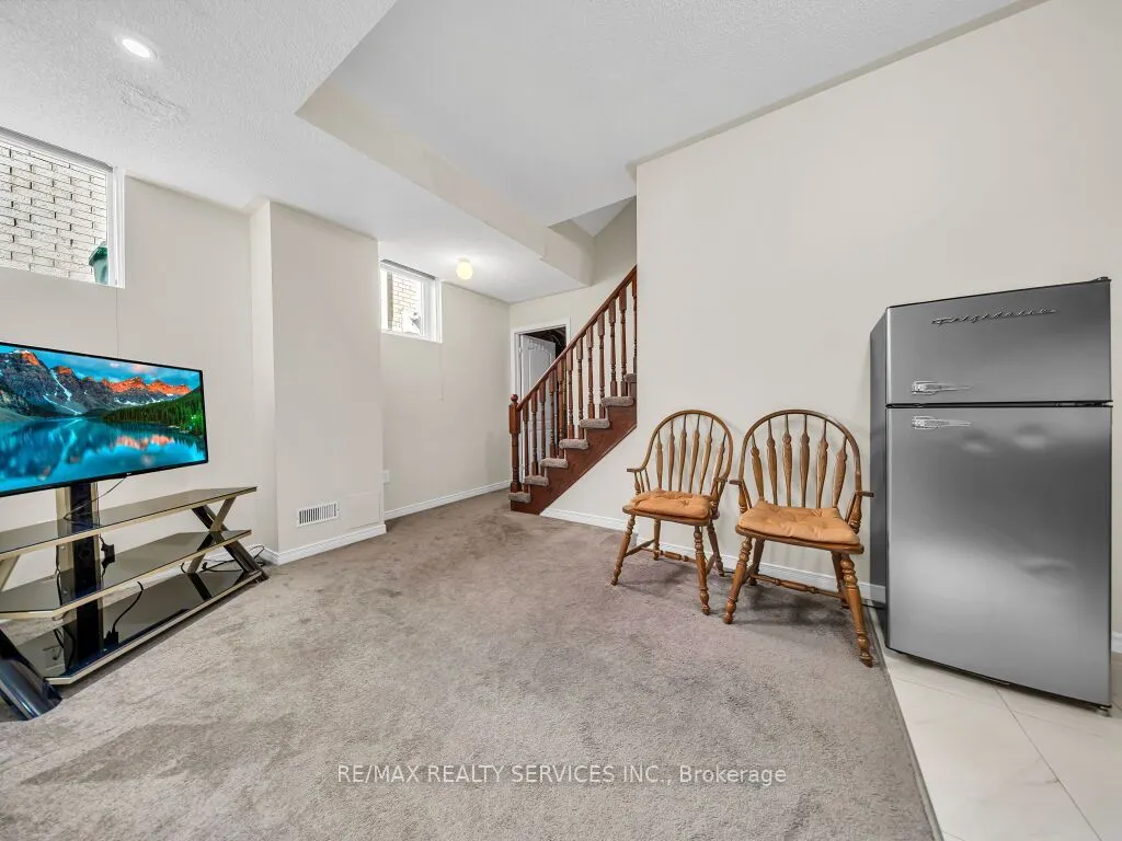 101 River Rock Crescent