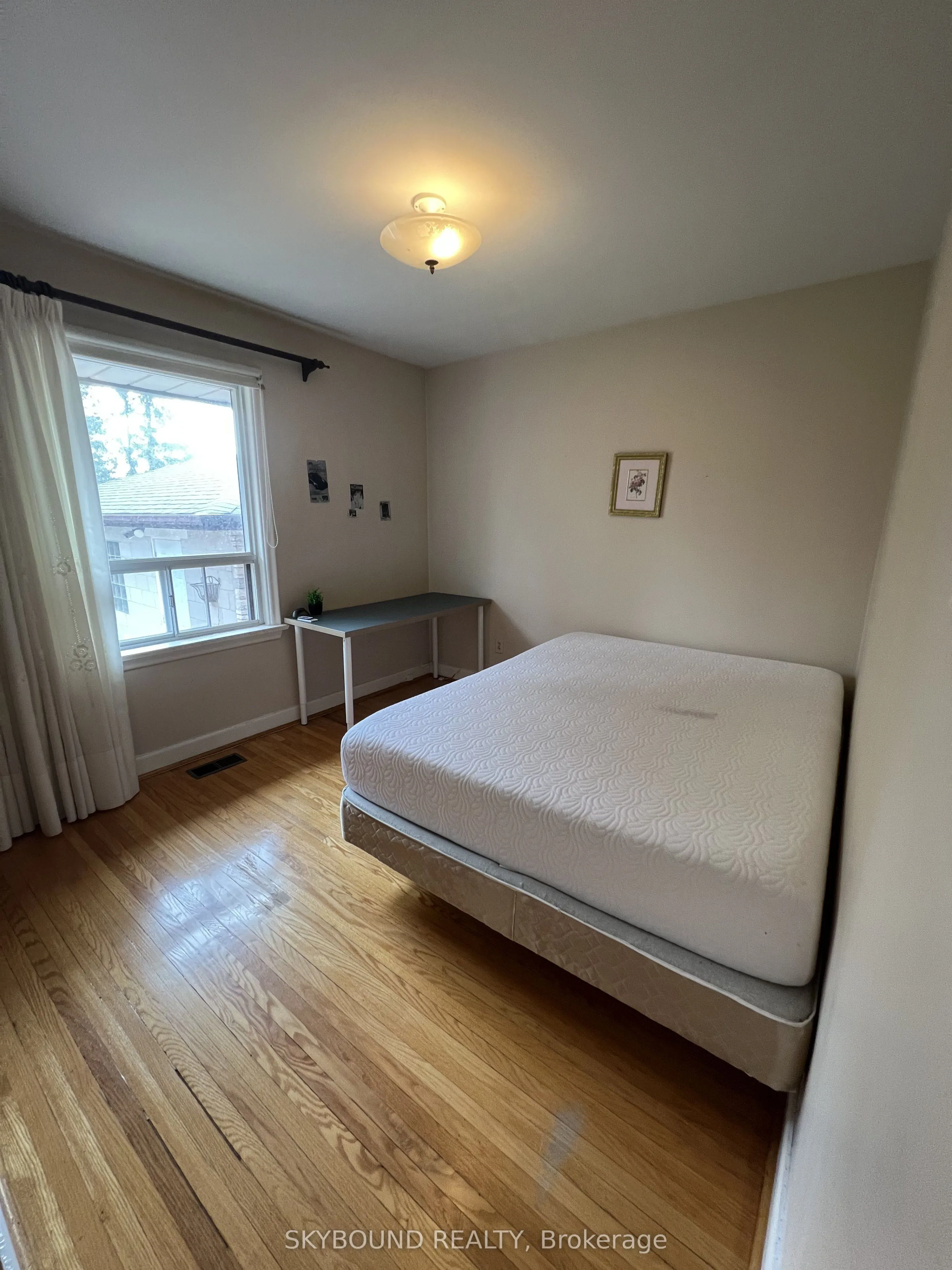 33 Bradstock Road