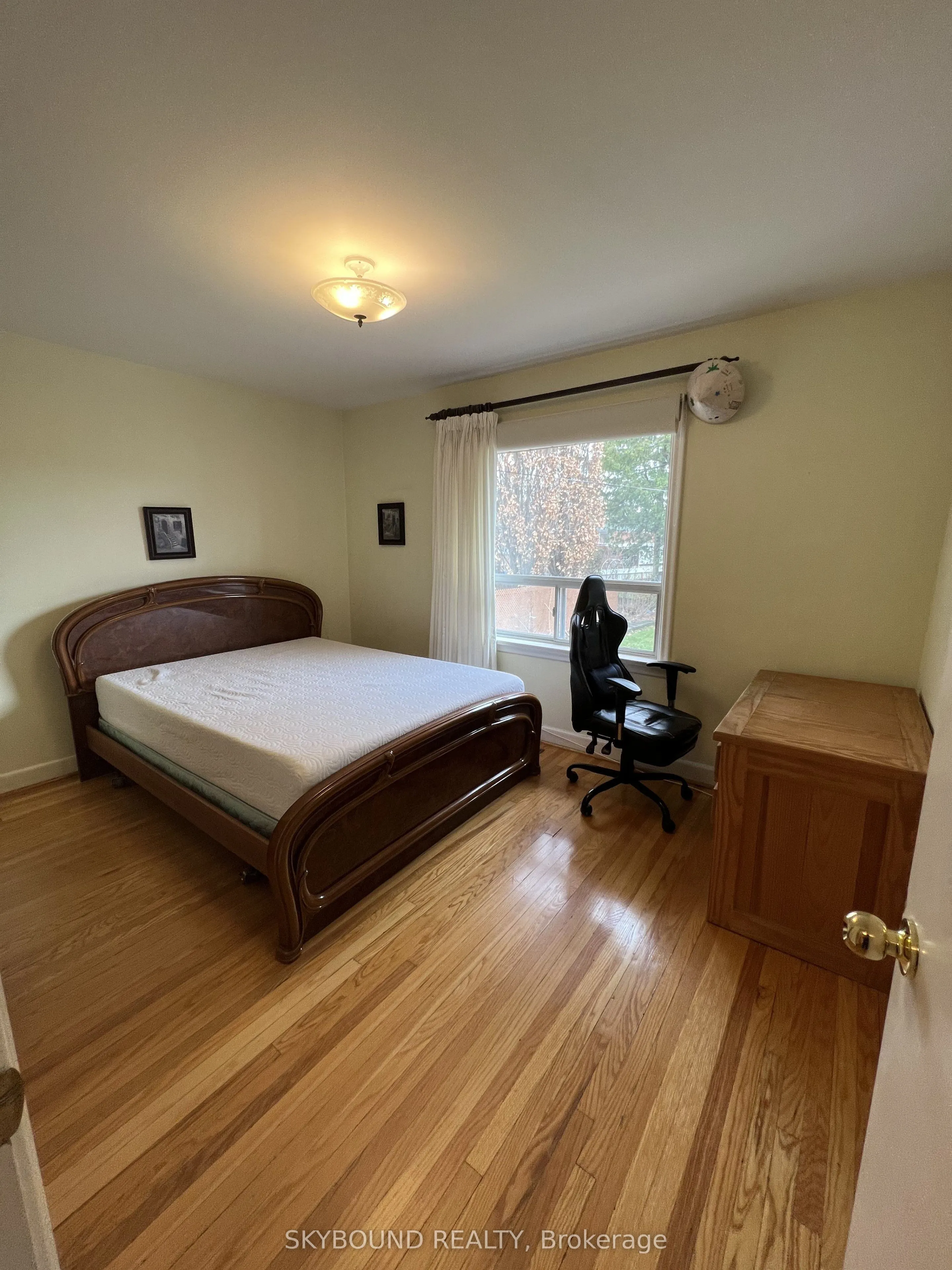 33 Bradstock Road
