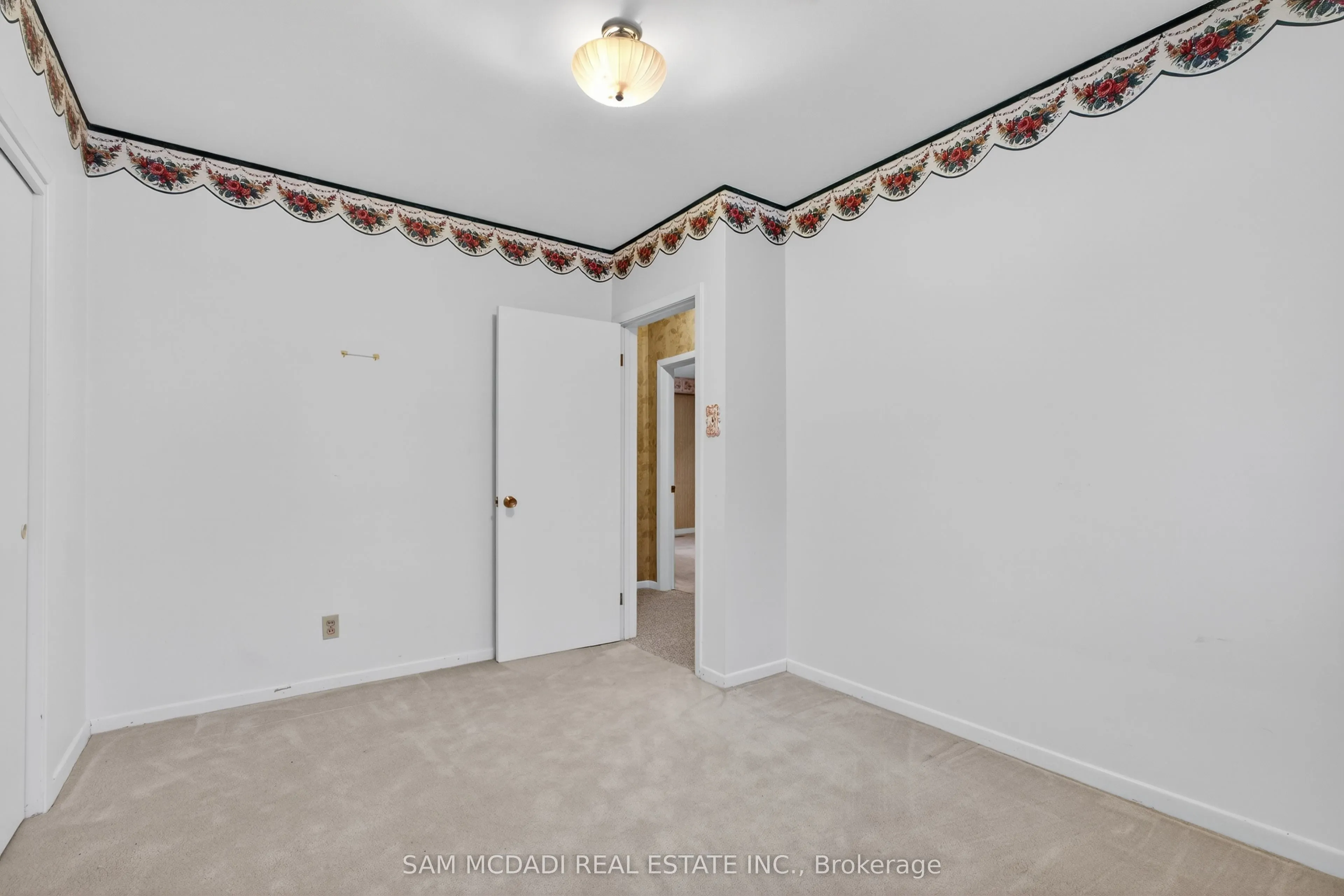 521 Vanessa Crescent