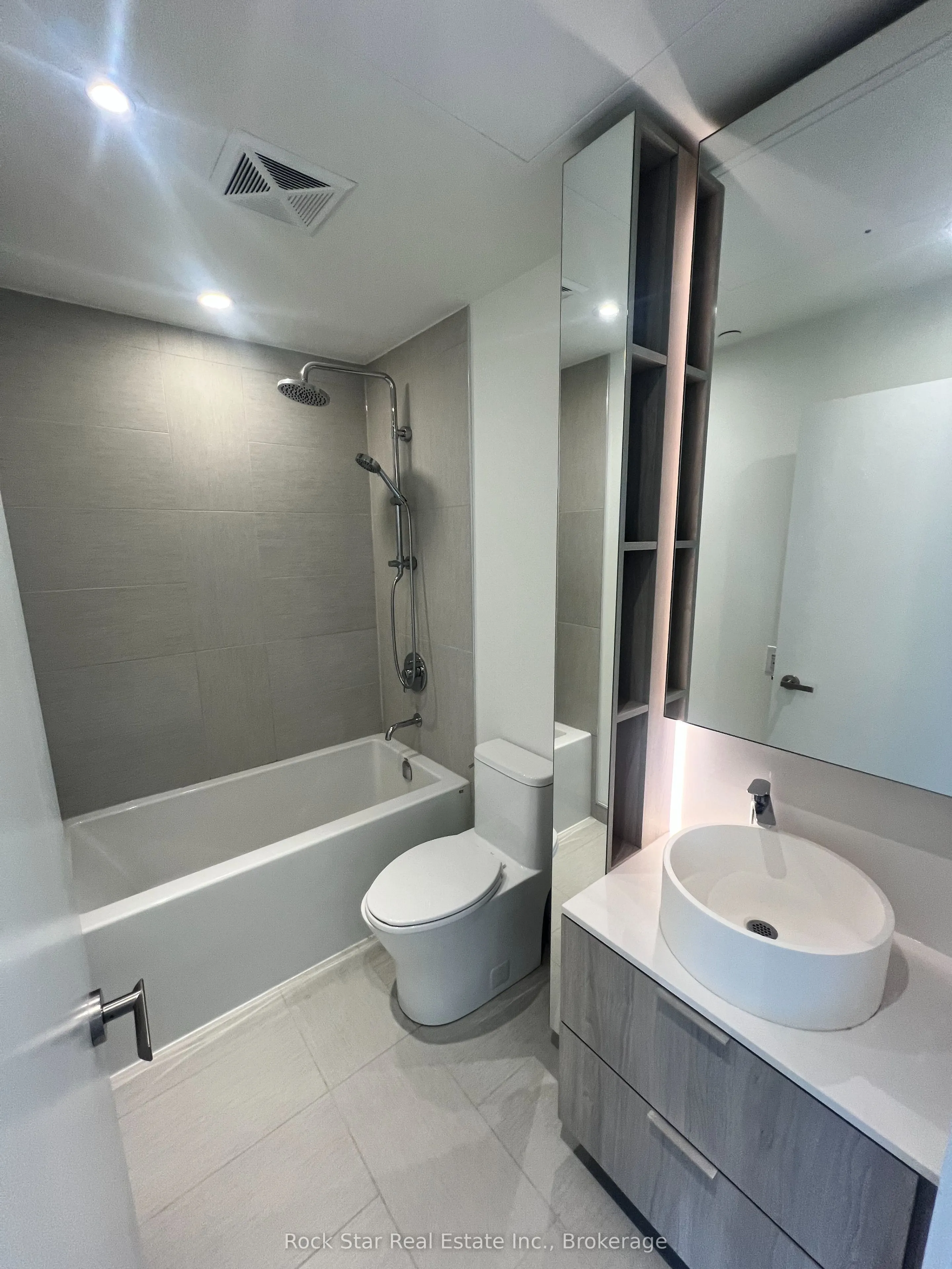 28 Ann Street #209