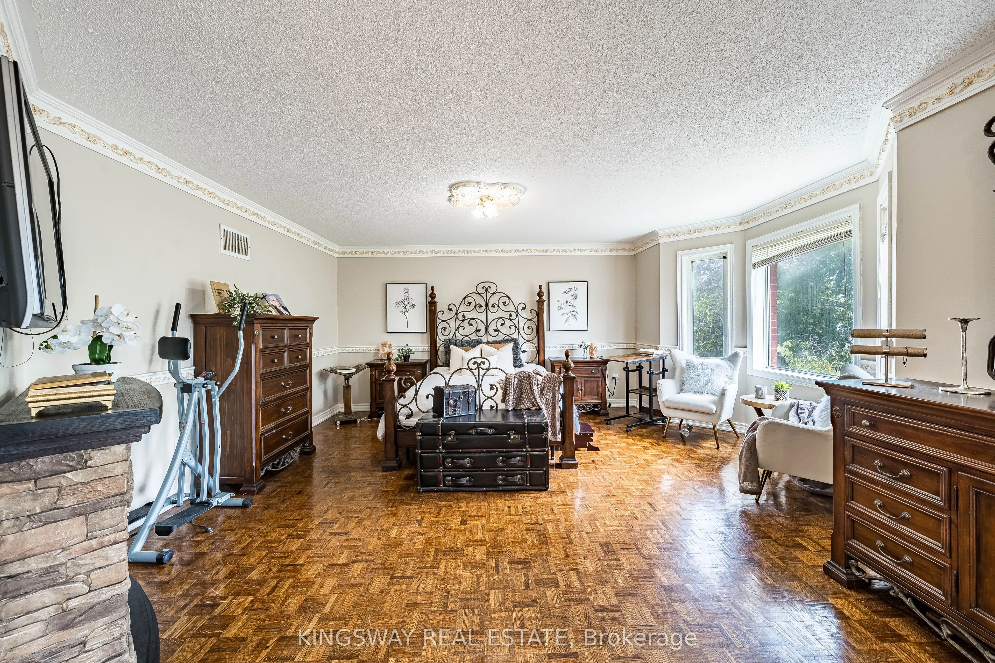 5969 RAYSHAW Crescent