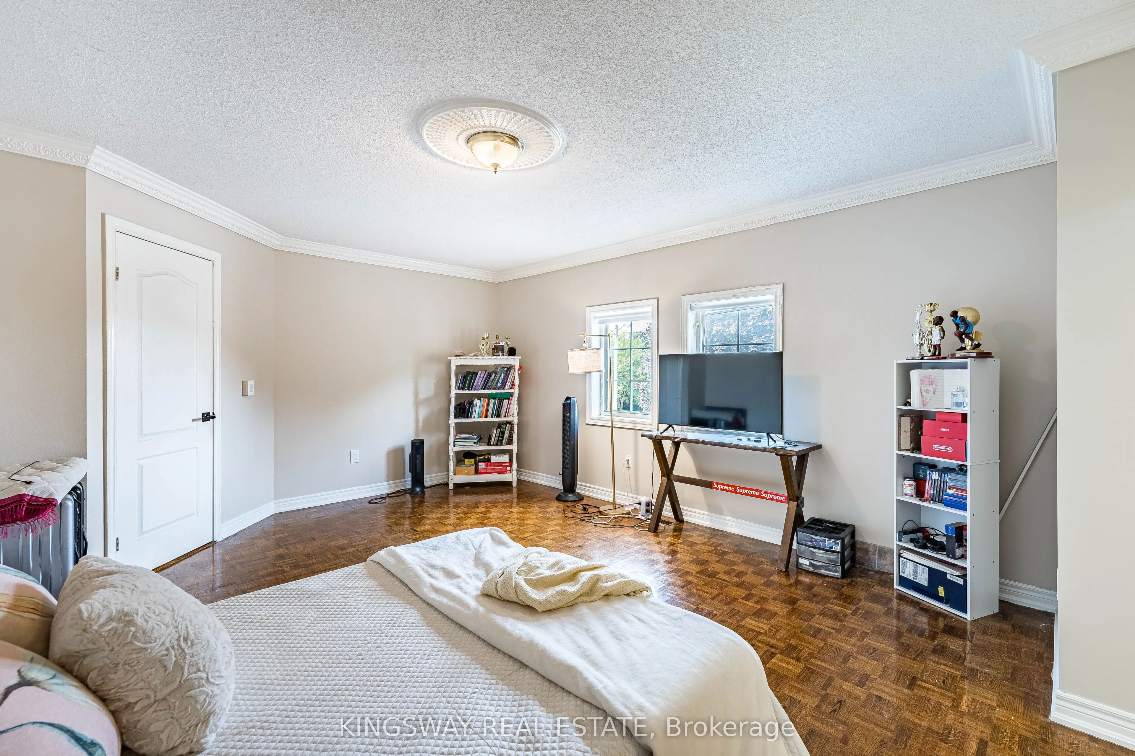 5969 RAYSHAW Crescent