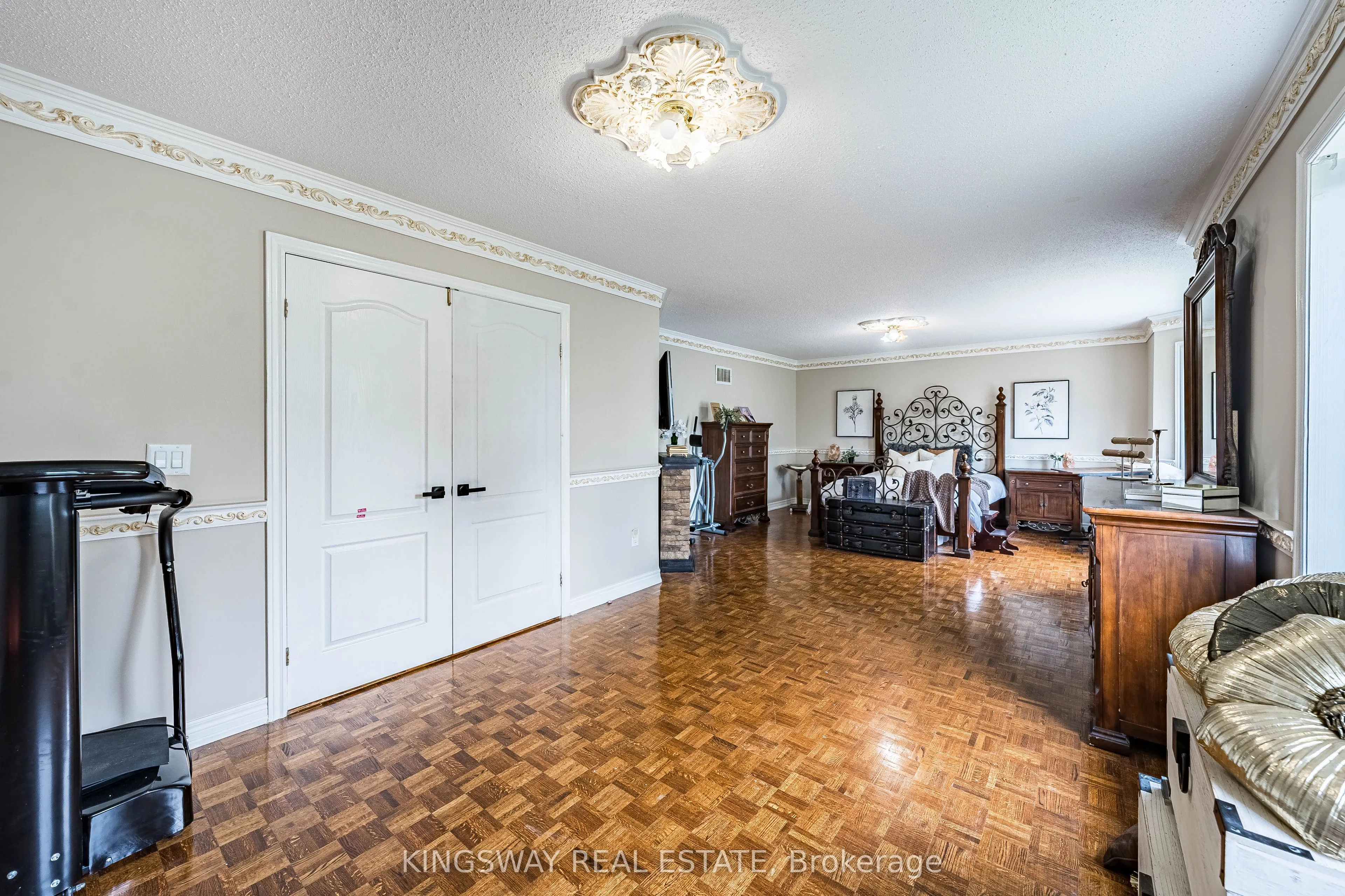 5969 RAYSHAW Crescent