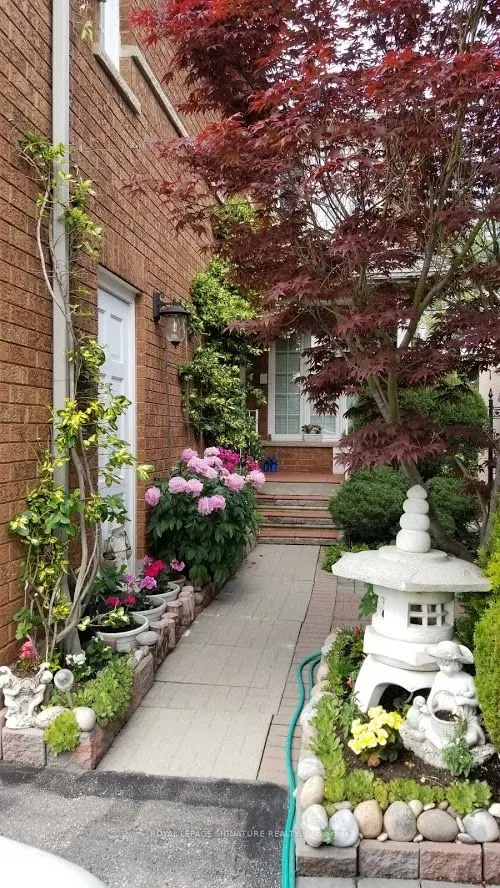 5481 Palmerston Crescent