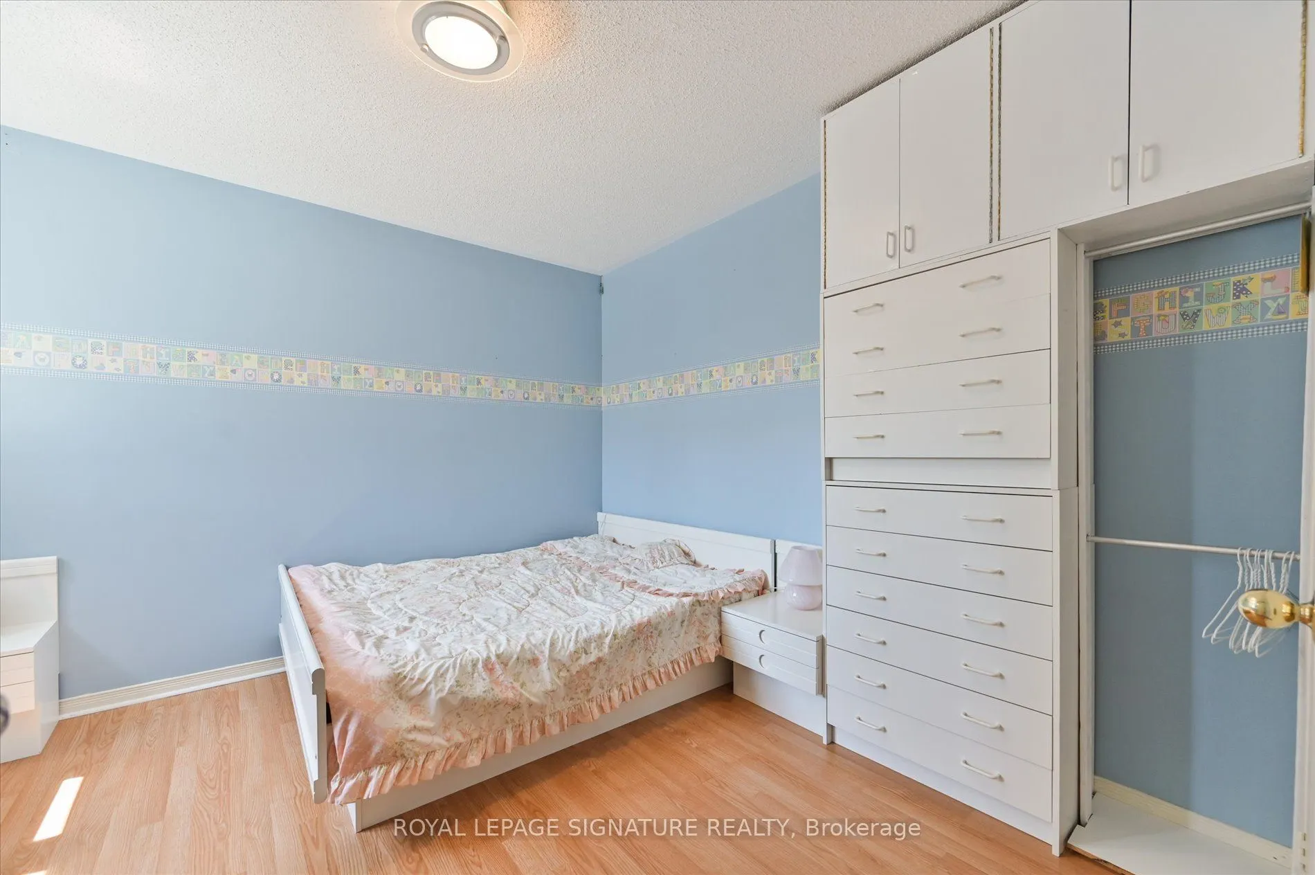 5481 Palmerston Crescent
