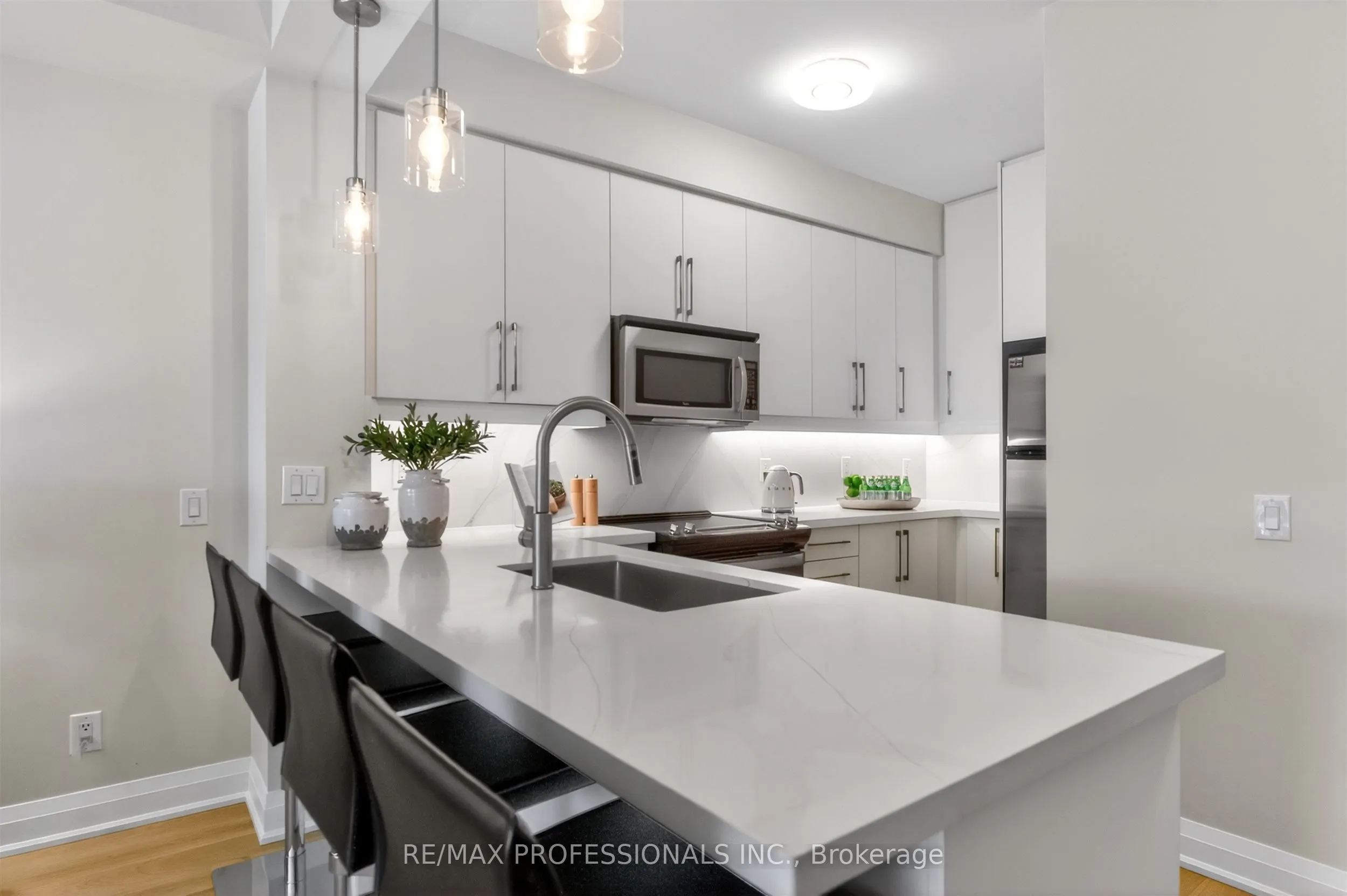 1 Hurontario Street #413