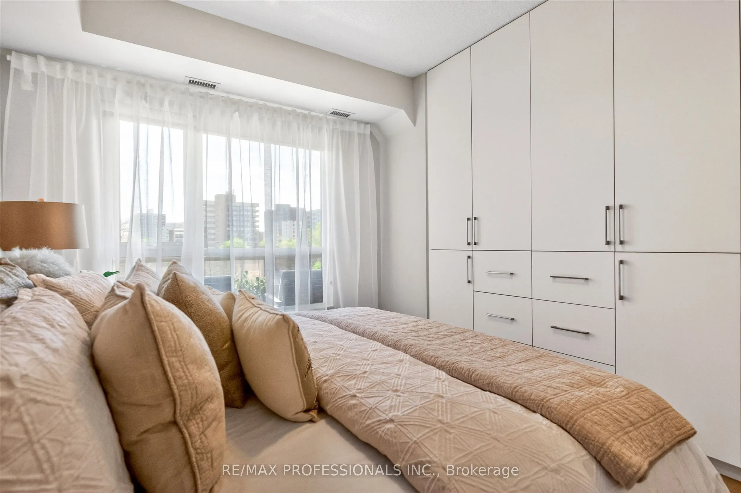 1 Hurontario Street #413