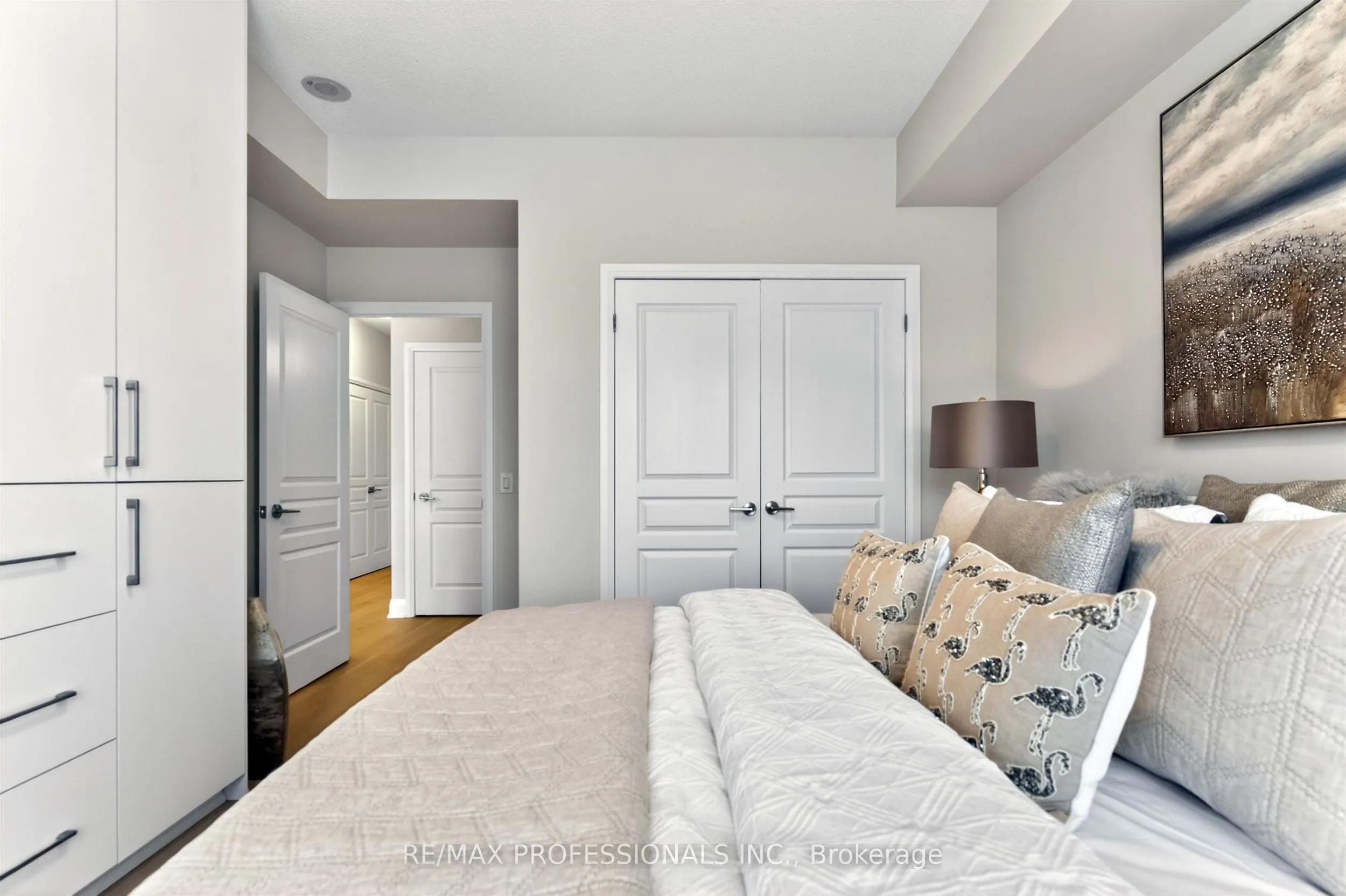 1 Hurontario Street #413