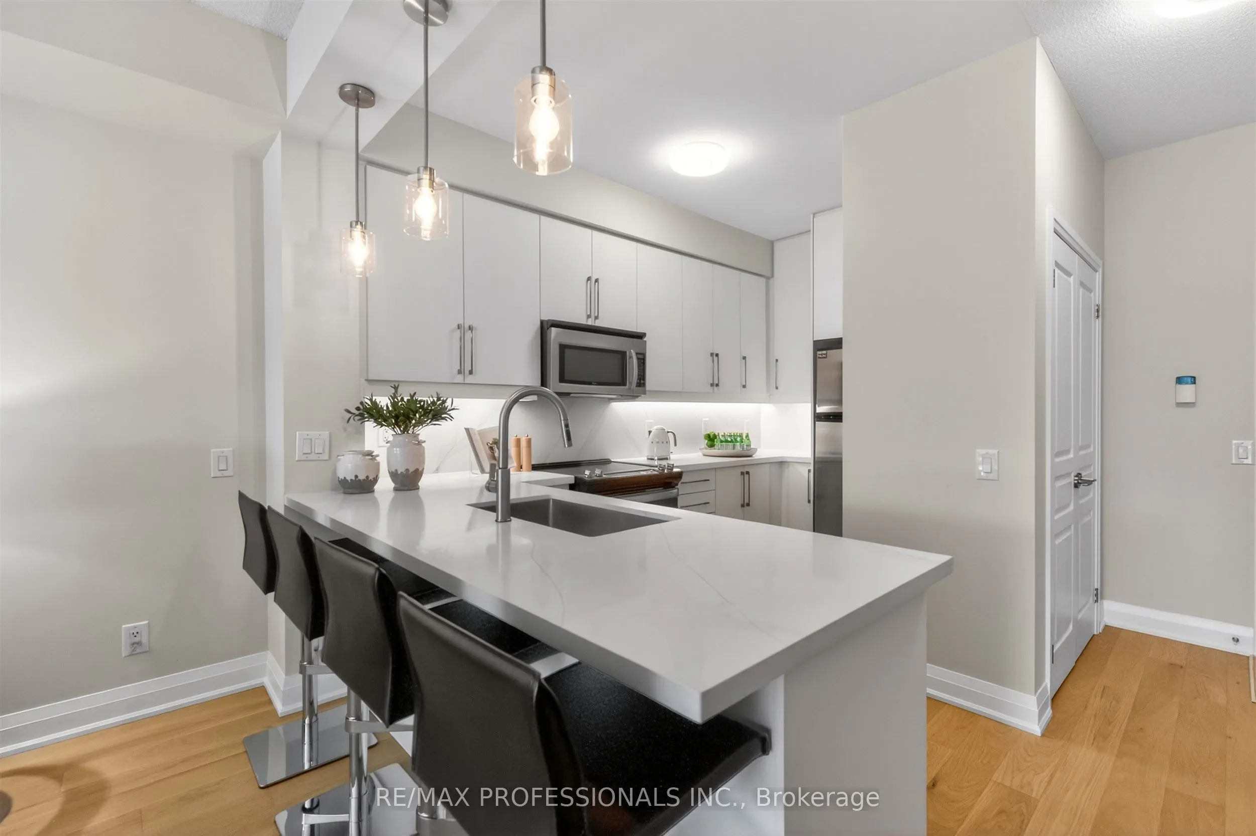 1 Hurontario Street #413