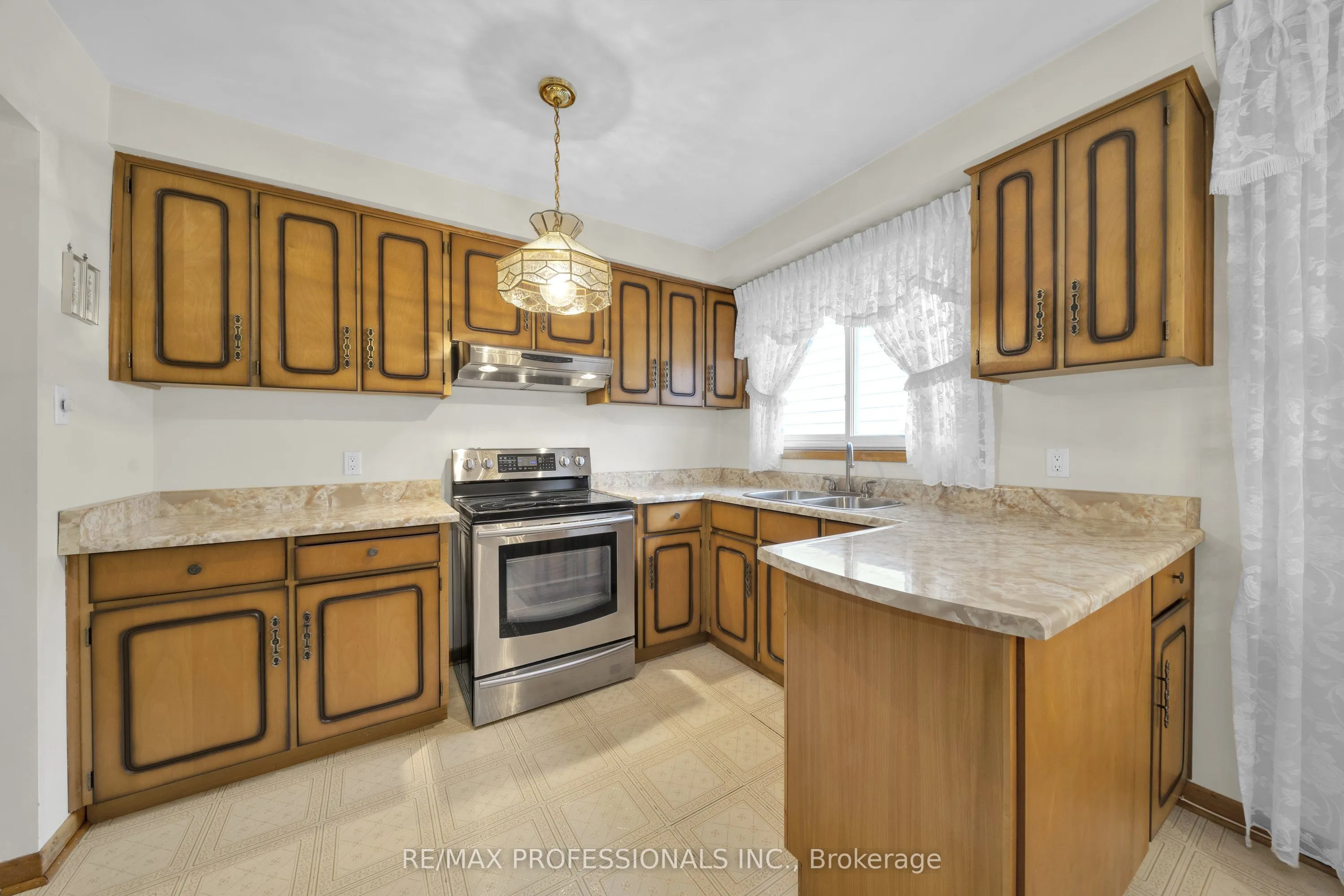 1877 Silverberry Crescent