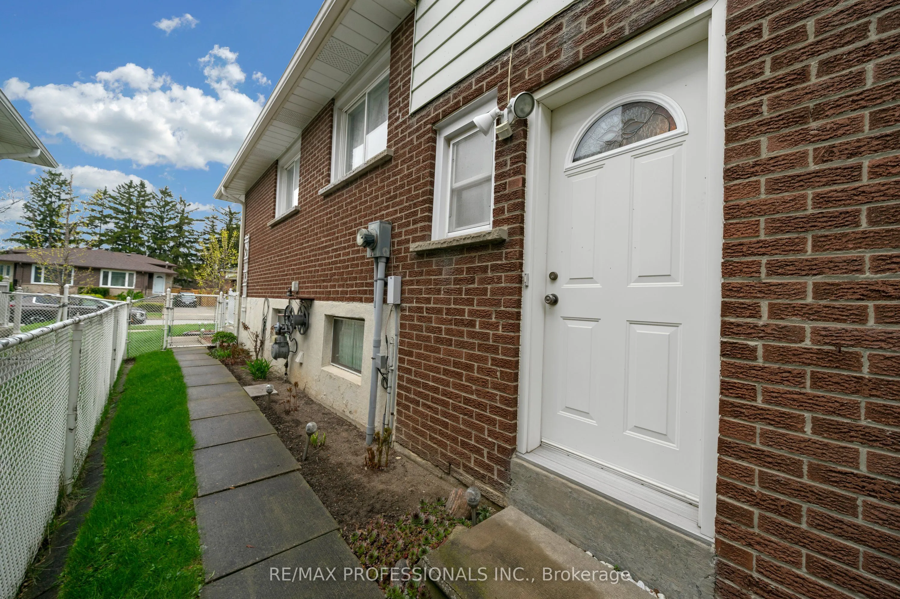 1877 Silverberry Crescent